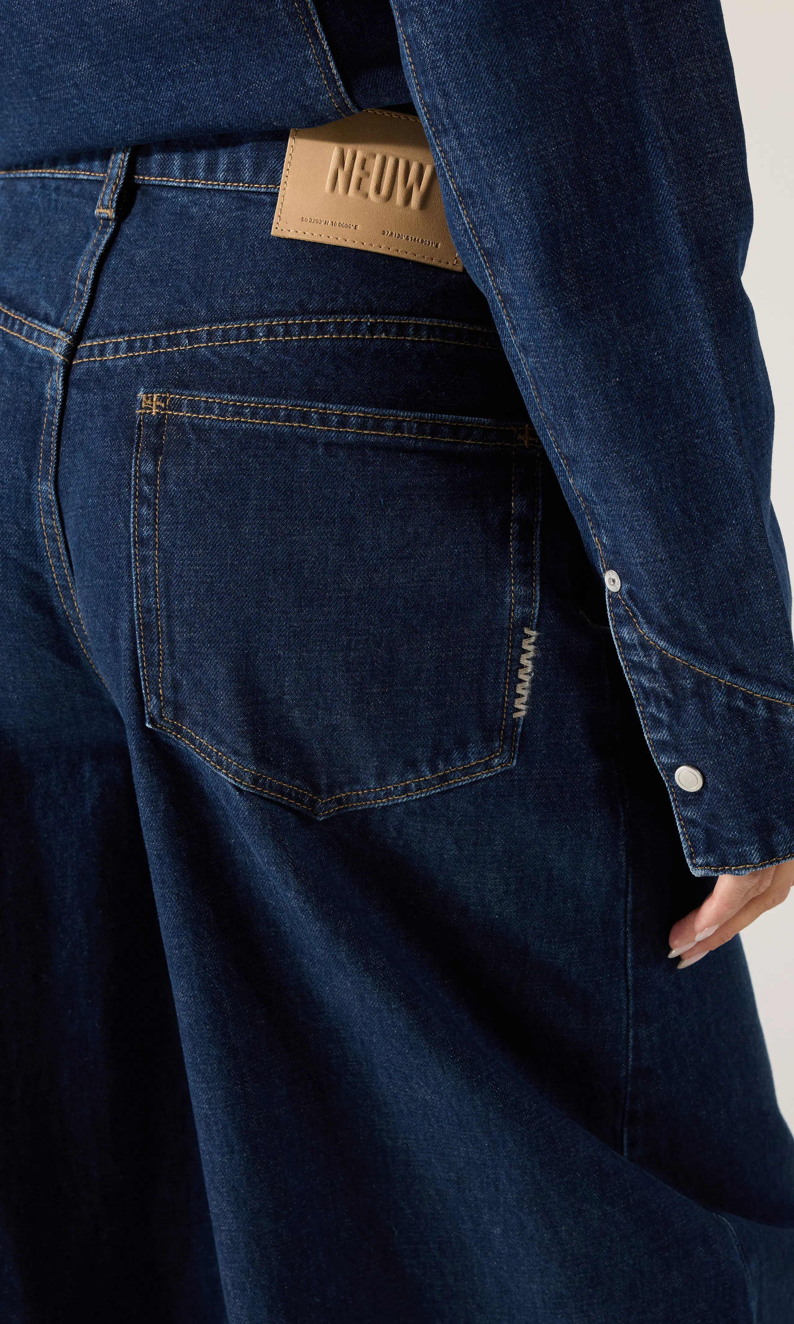 Mimi Super Barrel Mörkblå Jeans. Detail 1. Model.