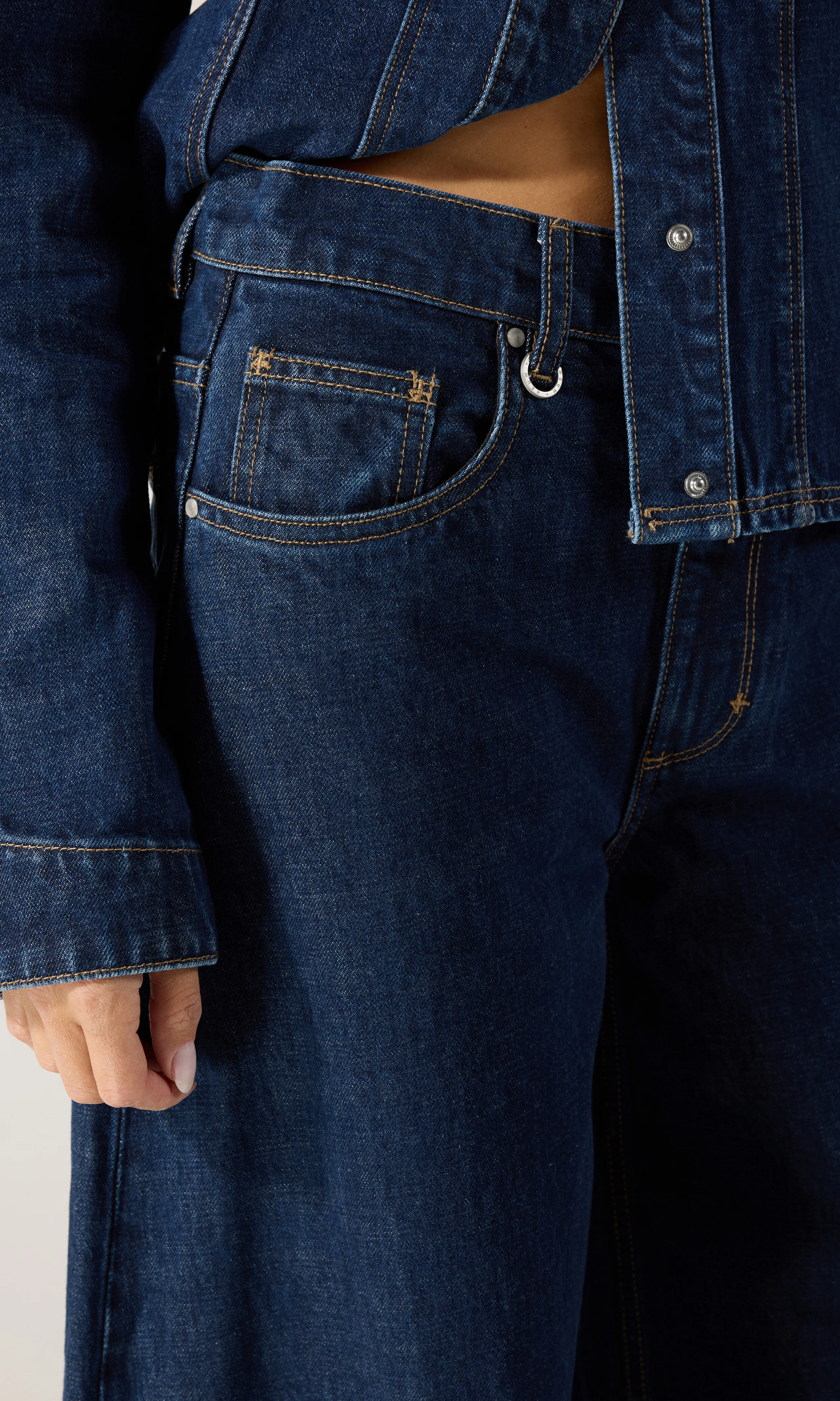 Mimi Super Barrel Mörkblå Jeans. Detail 2. Model.