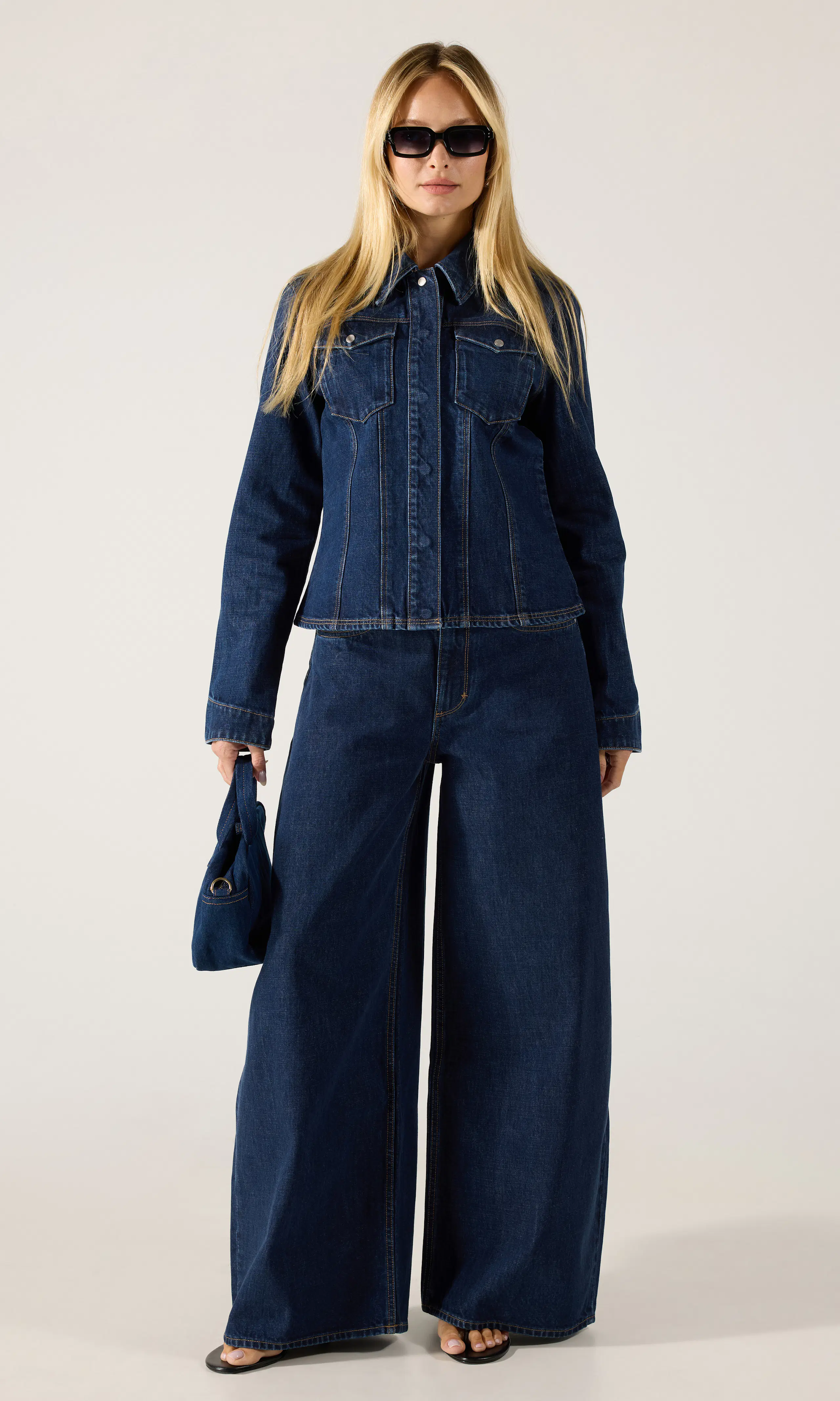 Mimi Super Barrel Mörkblå Jeans. Front 1. Model.