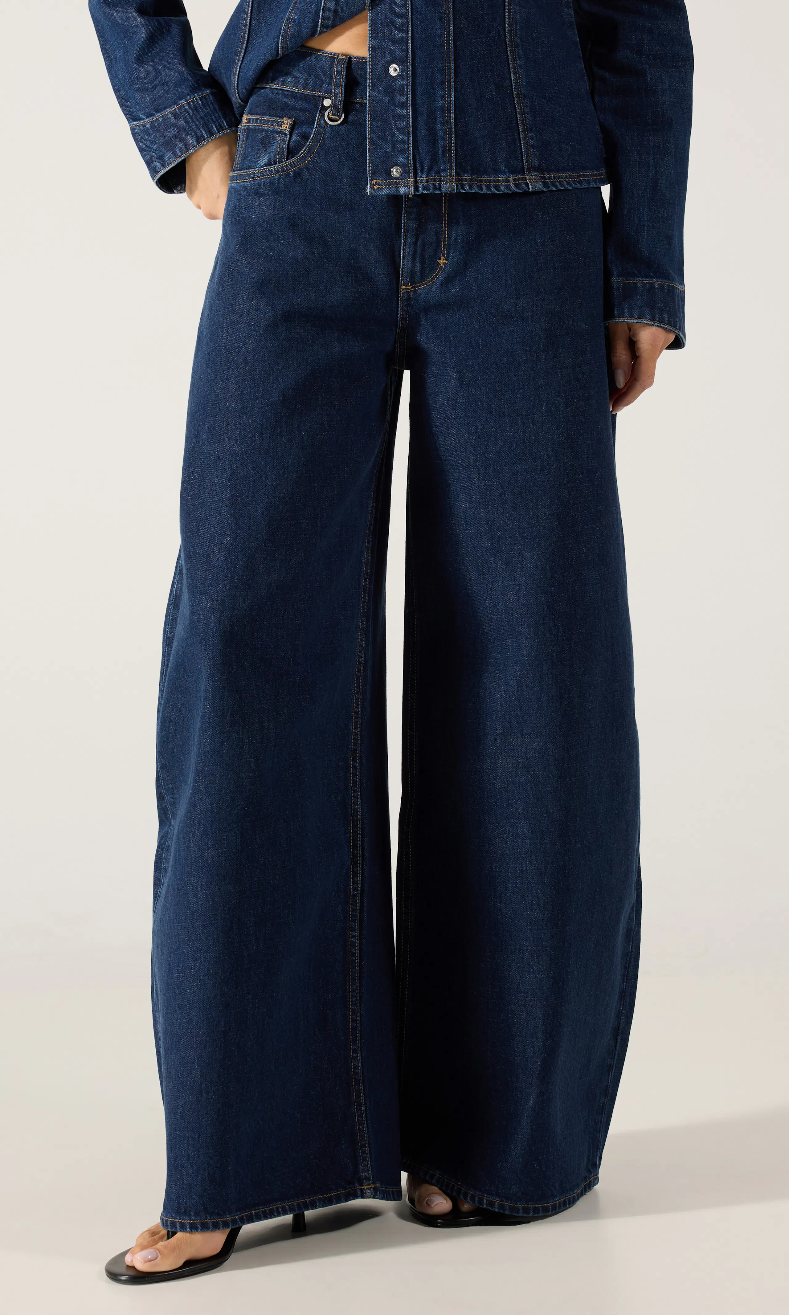 Mimi Super Barrel Mörkblå Jeans. Front. Model.