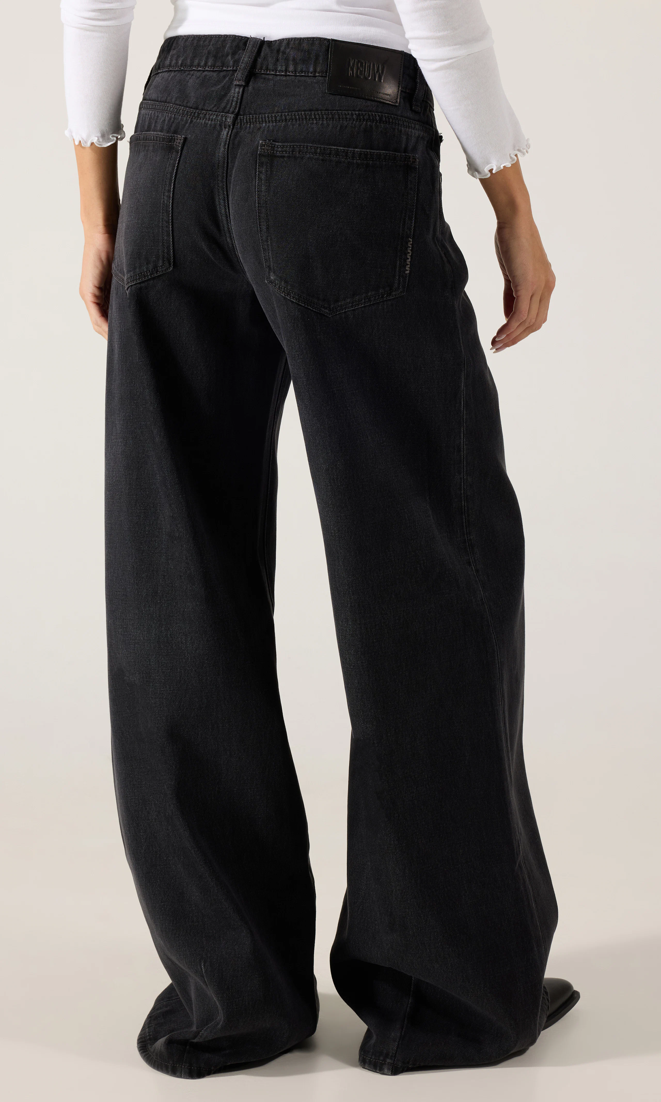 Milla Wide Svarta Jeans. Back. Model.