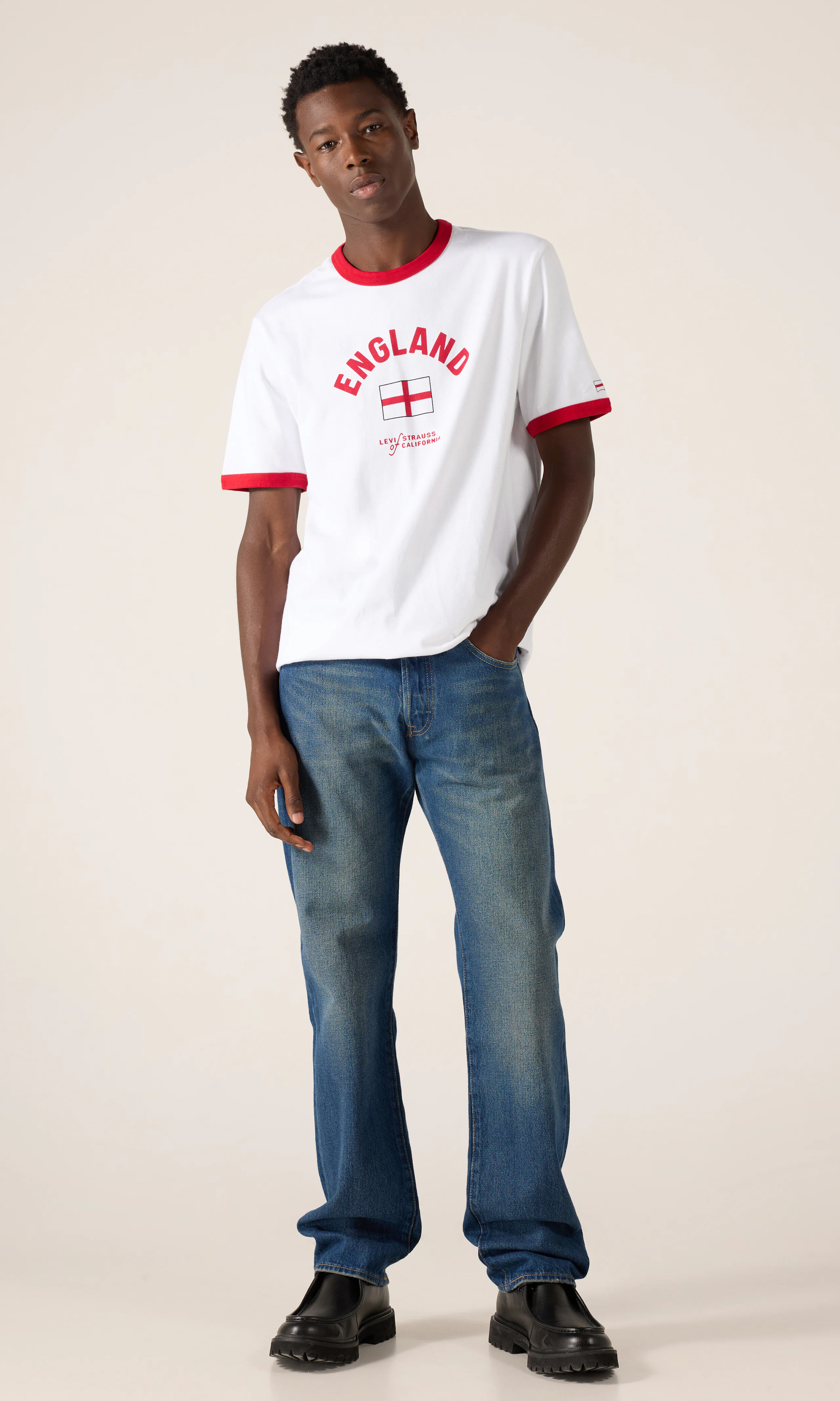 England Retro Ringer Tee T-Skjorte. Front 1. Model.