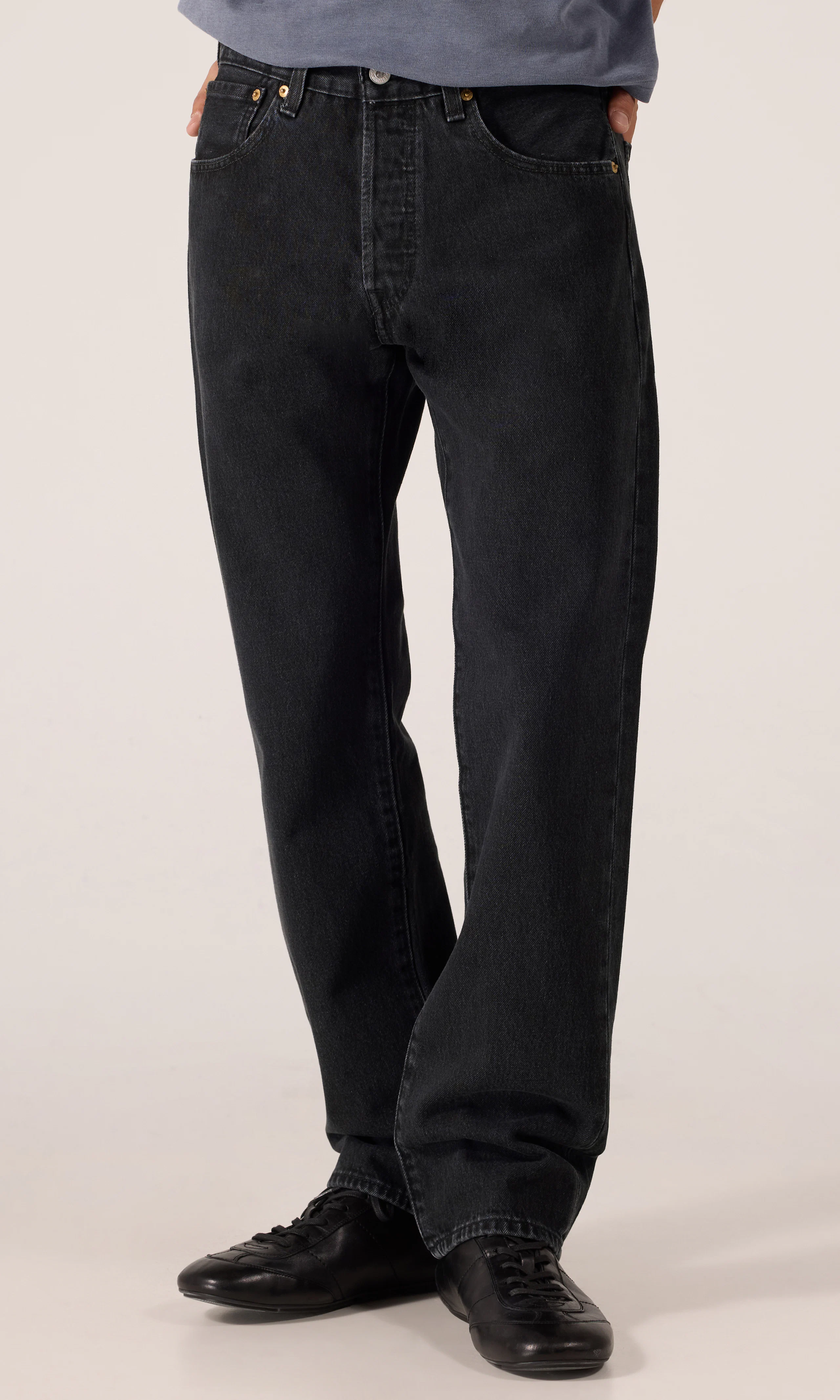 501® Relaxed Svart Jeans. Front. Model.