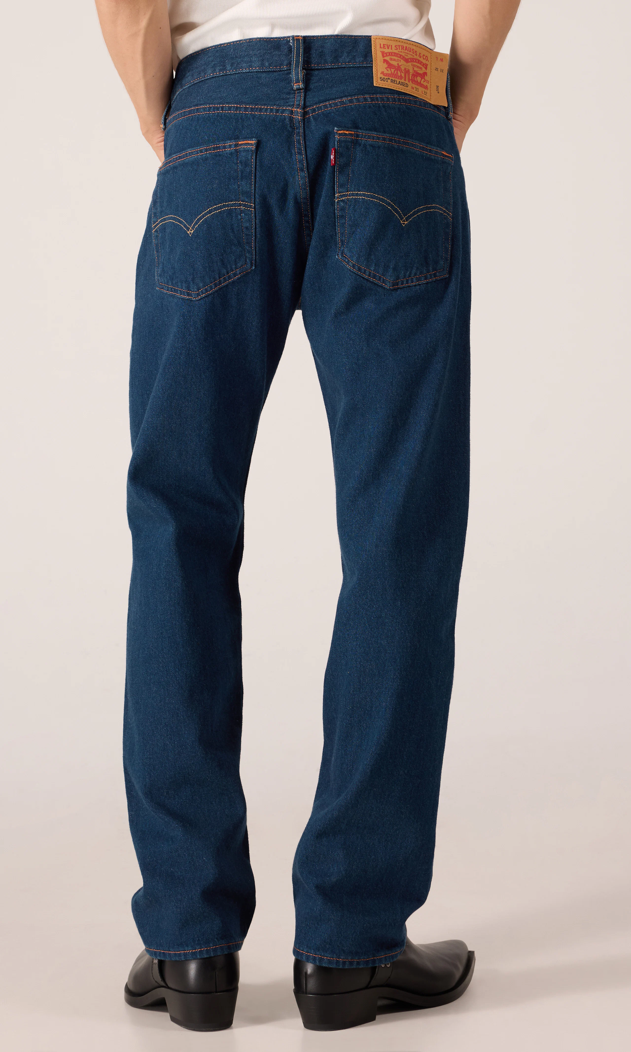 501® Relaxed Mörkblå Jeans. Back. Model.