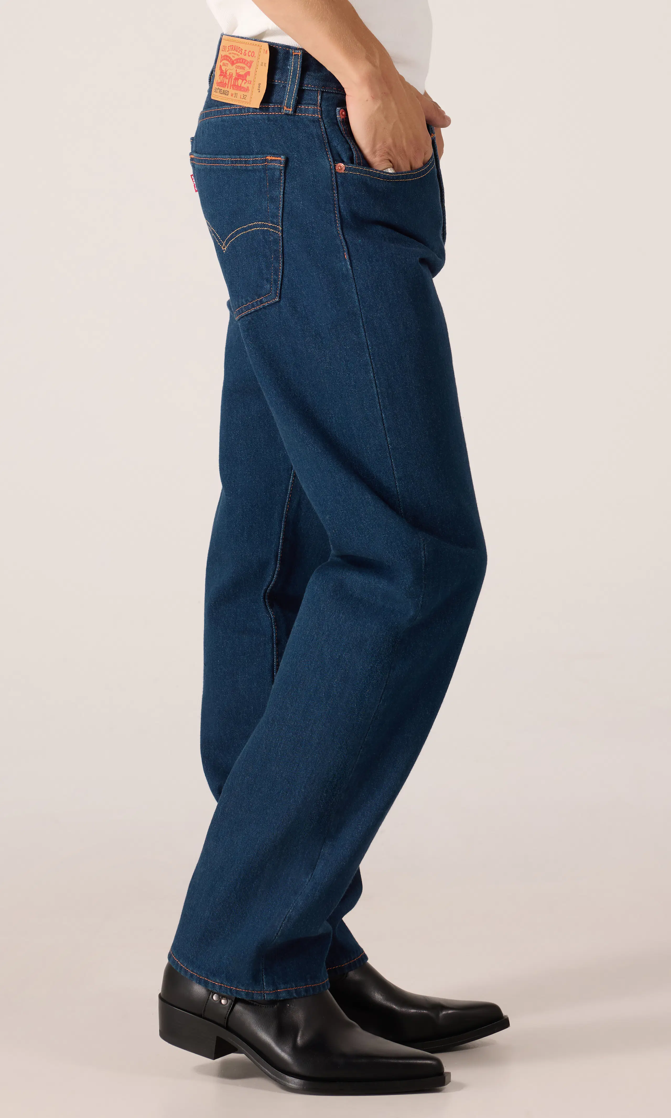 501® Relaxed Mörkblå Jeans. Front 2. Model.