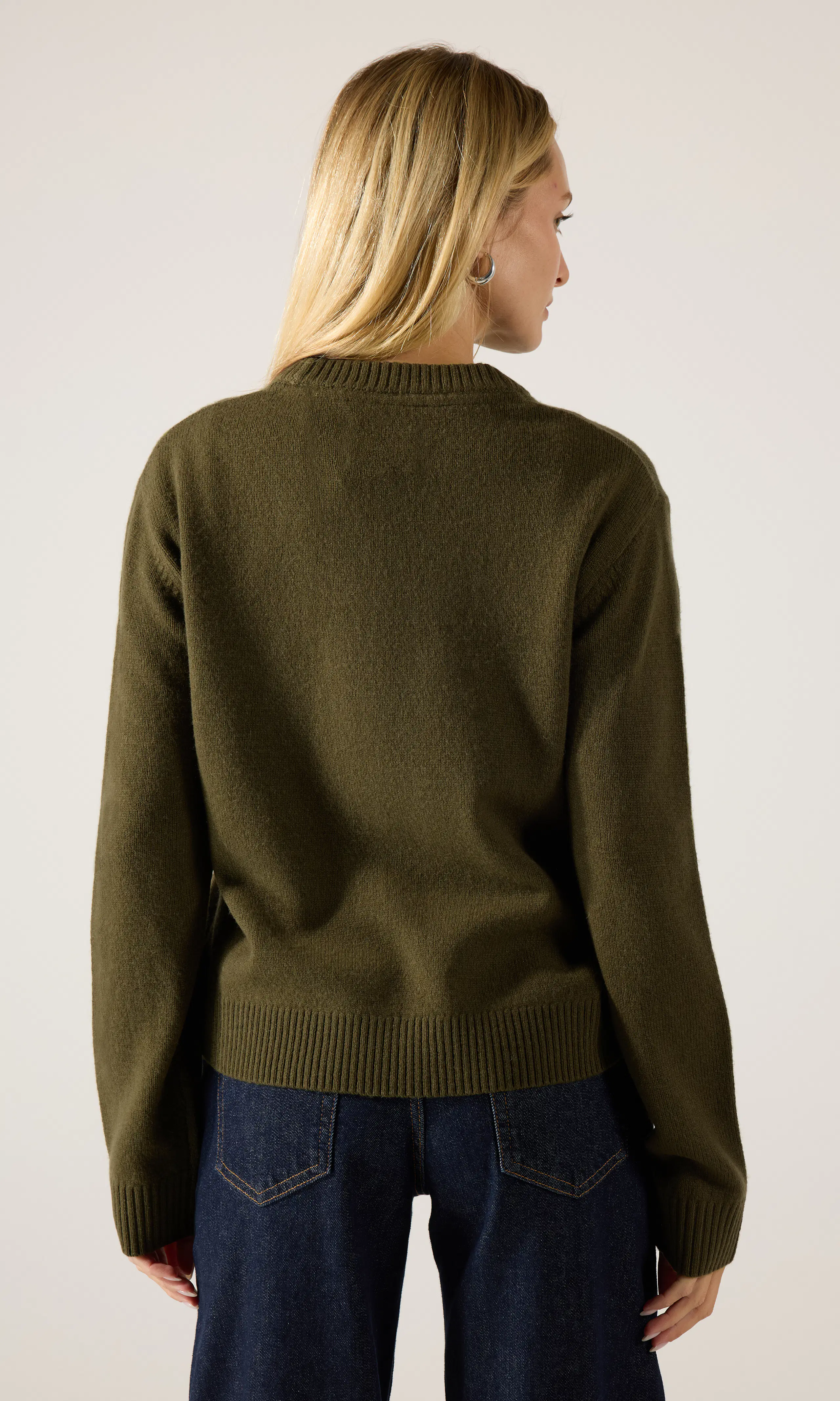 Merino Crew Stickad Merinotröja. Back. Model.