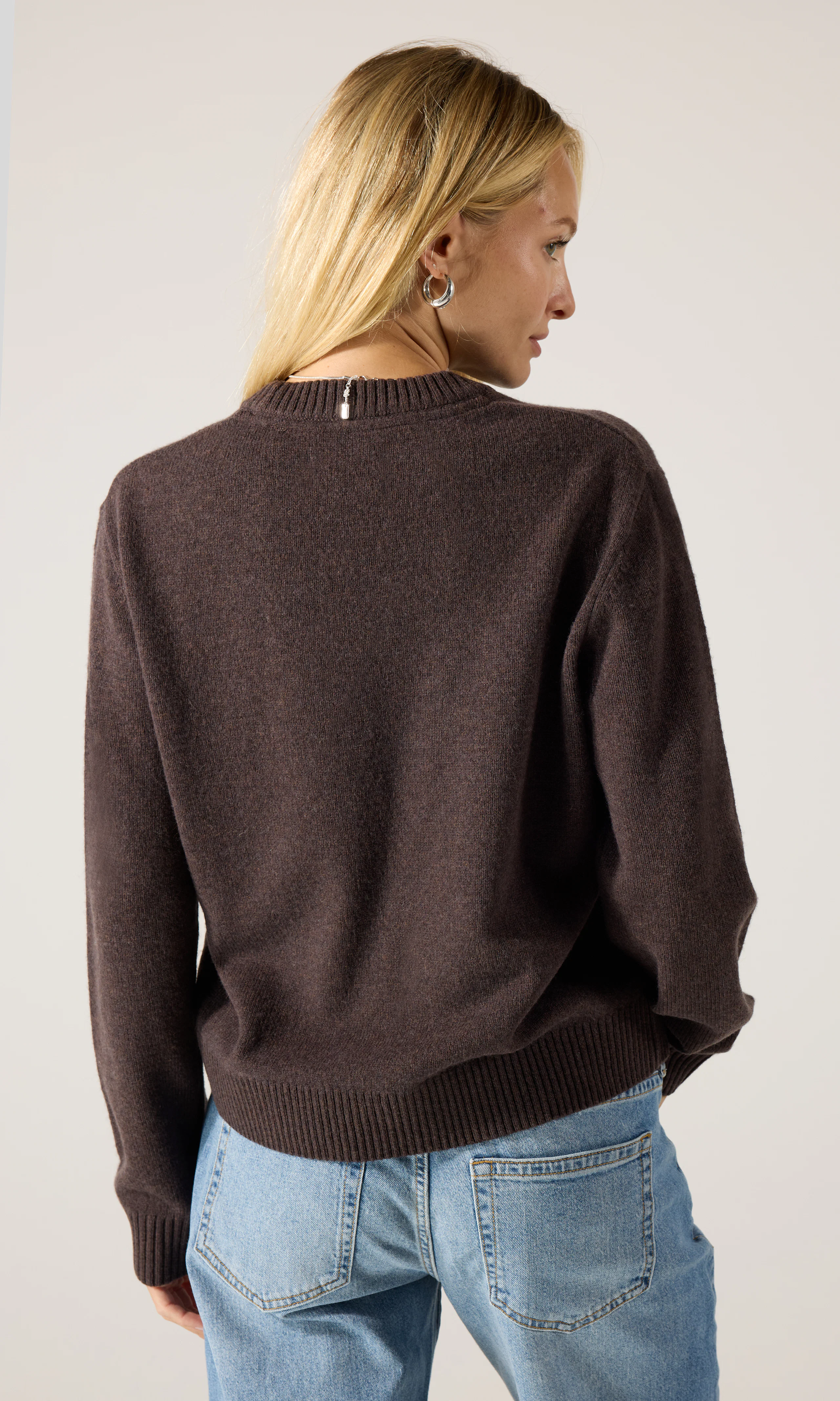 Merino Crew Strikket Merinogenser. Back. Model.