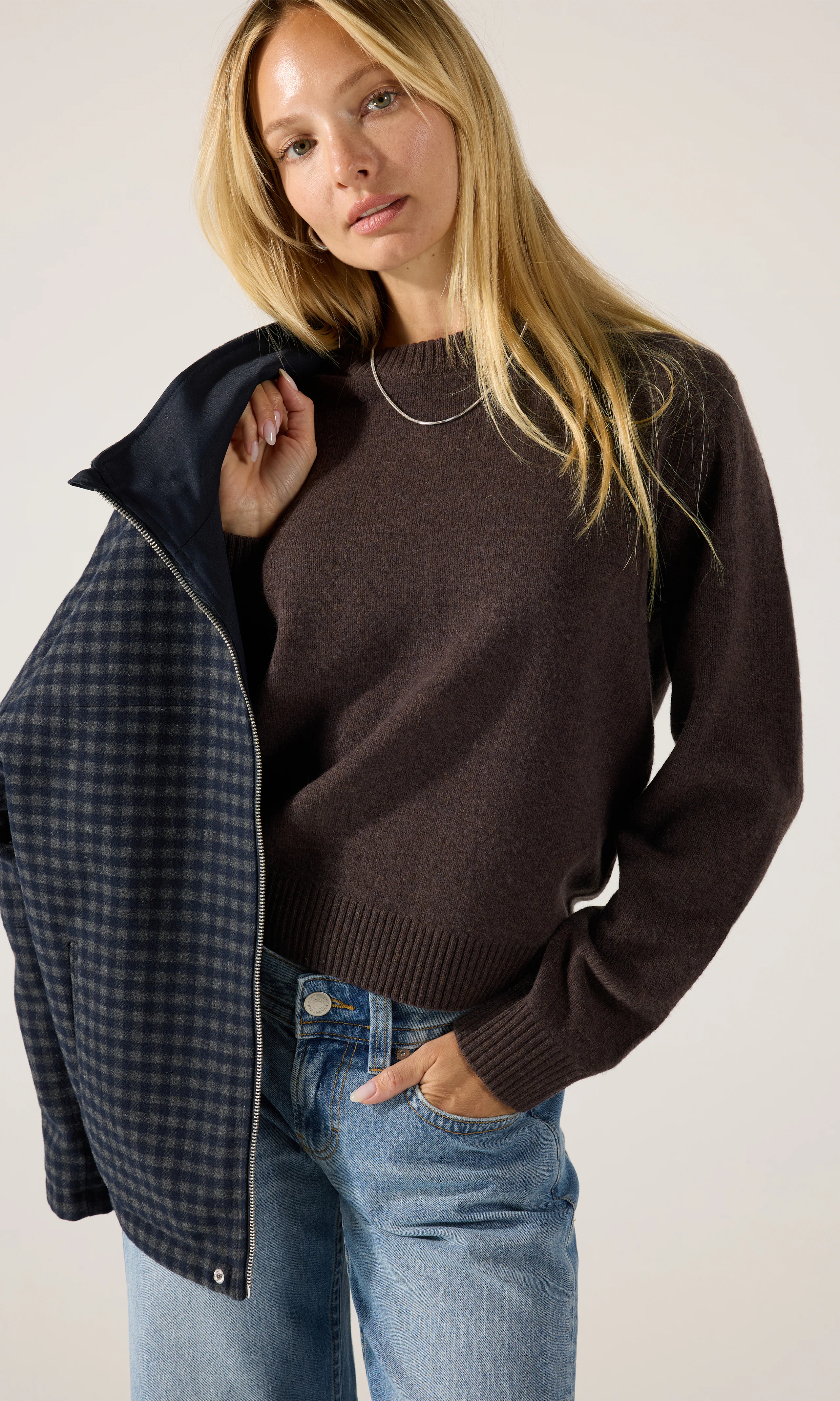 Merino Crew Strikket Merinogenser. Front. Model.