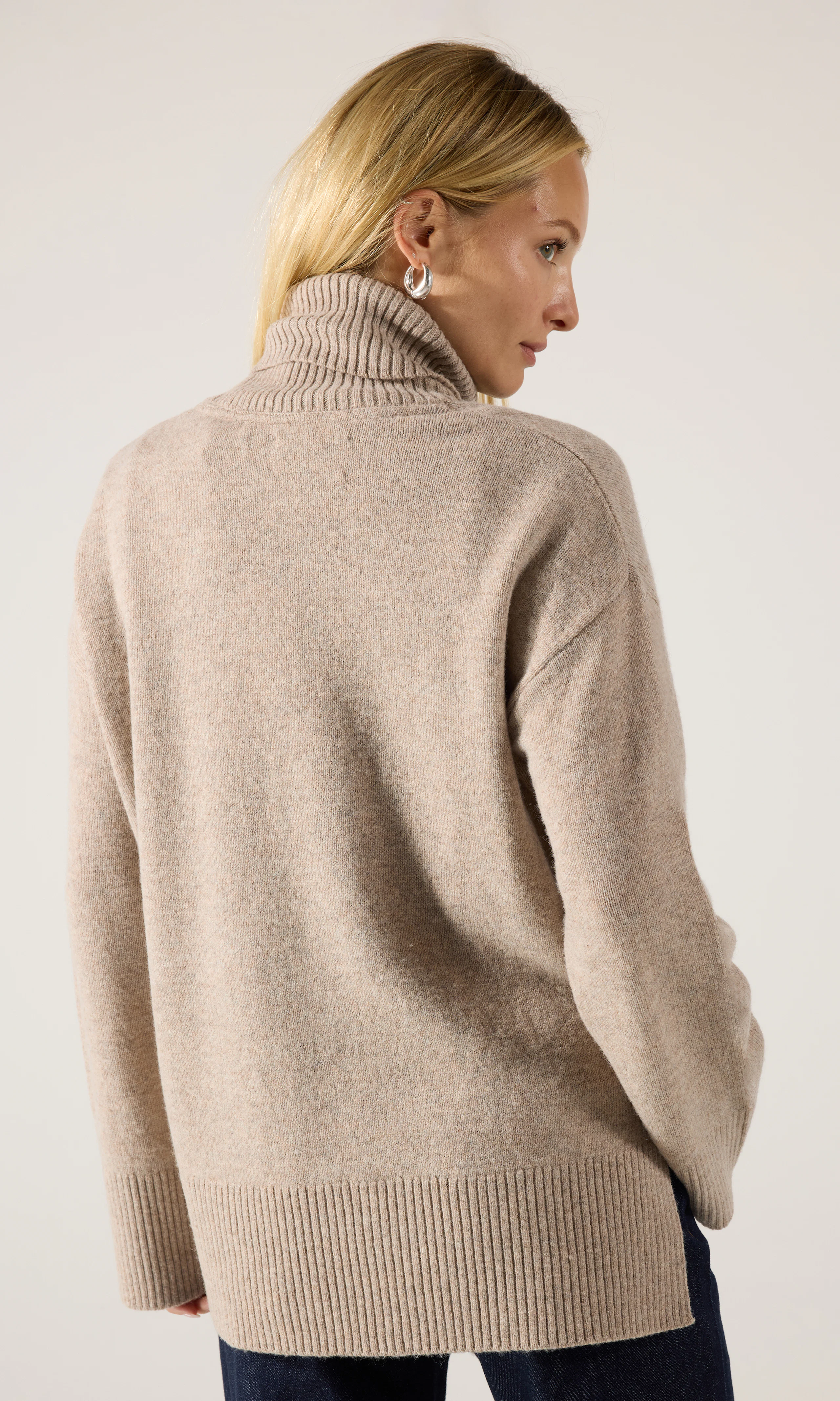 Merino Turtle Pooloneule. Back. Model.