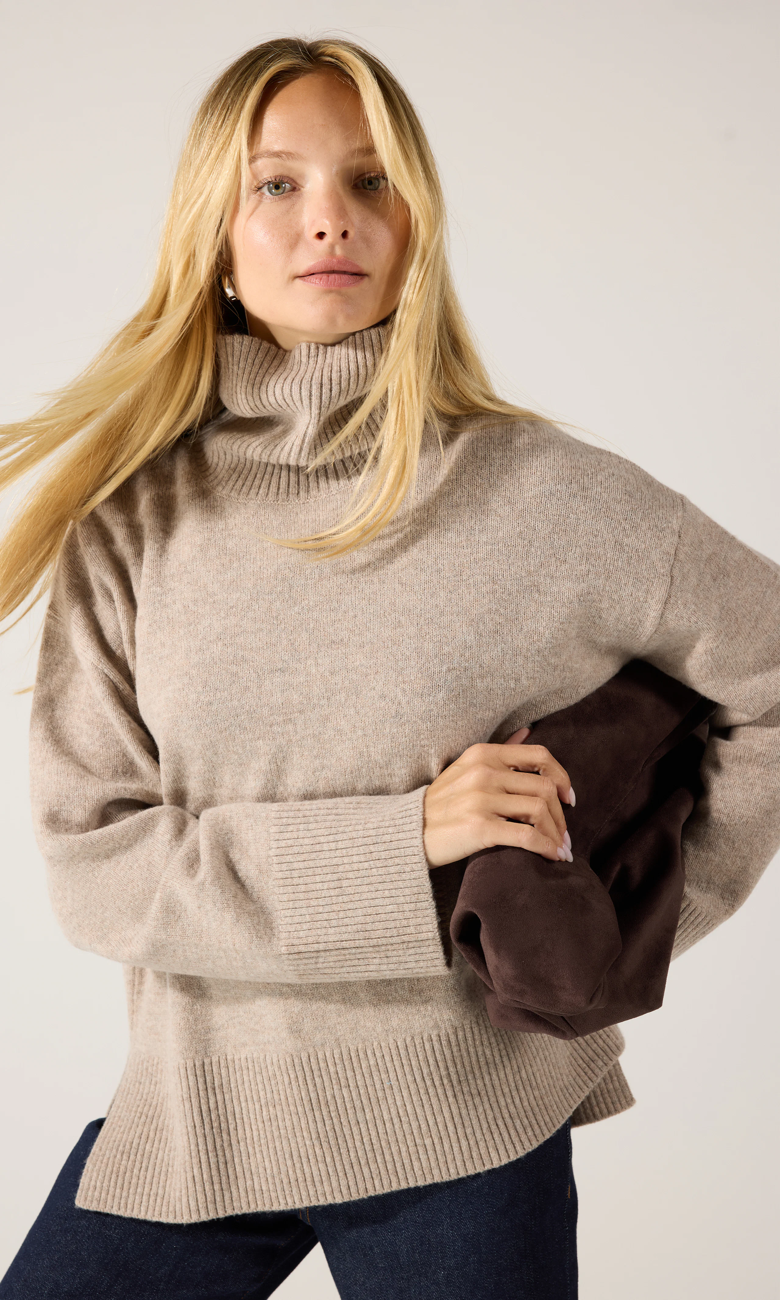 Merino Turtle Pooloneule. Front. Model.
