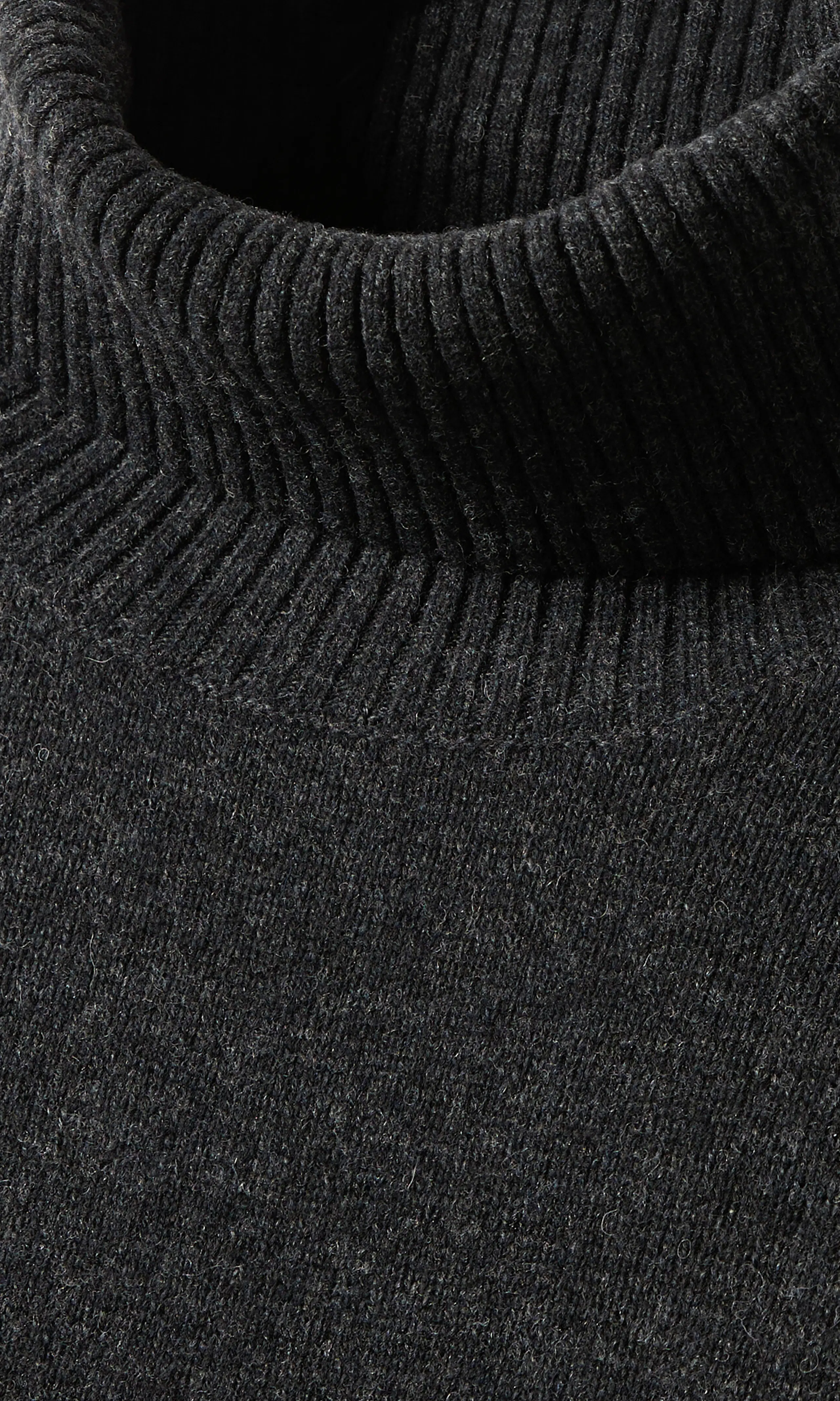 Merino Turtle Tröja. Detail 1. Flat.