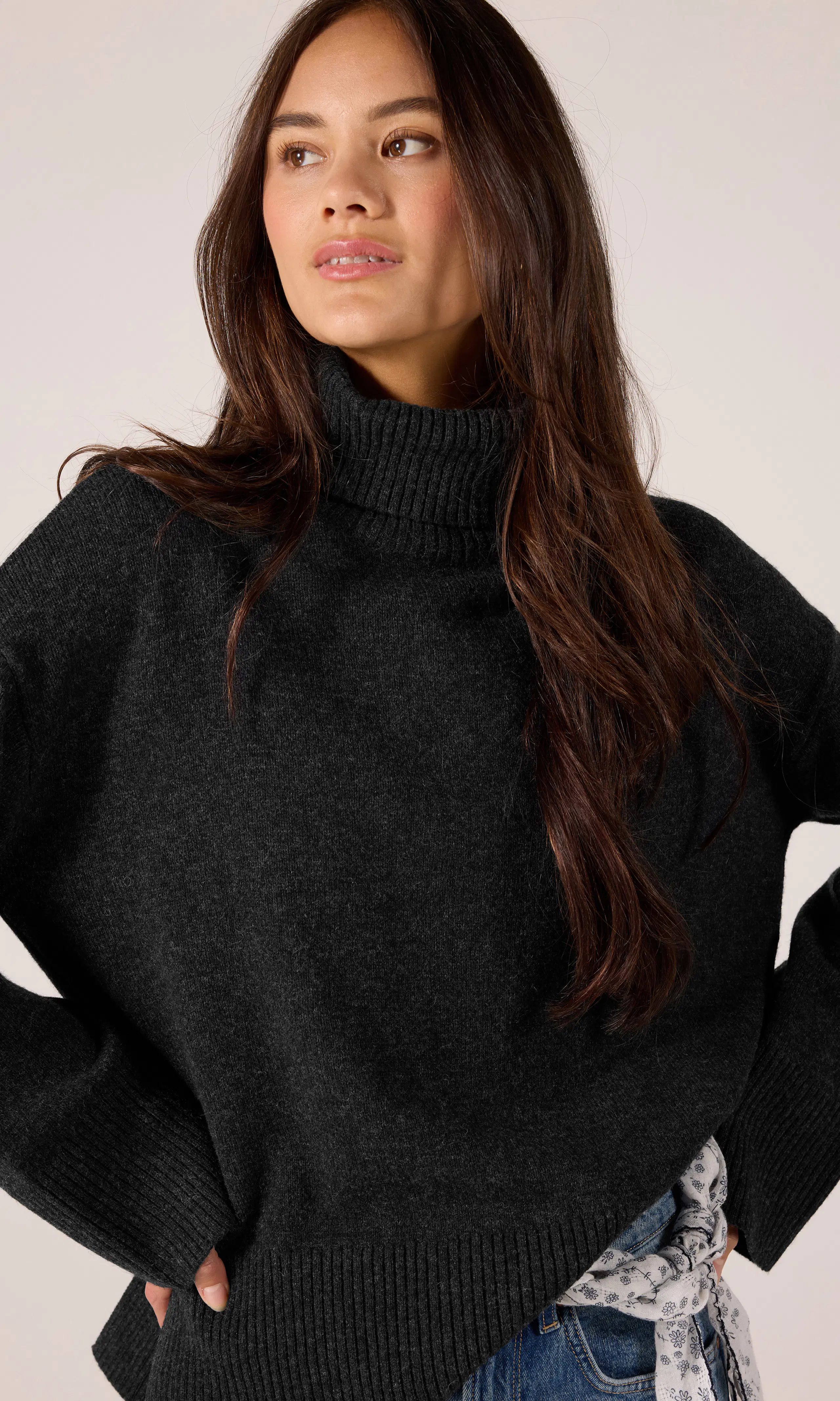 Merino Turtle Tröja. Front. Model.