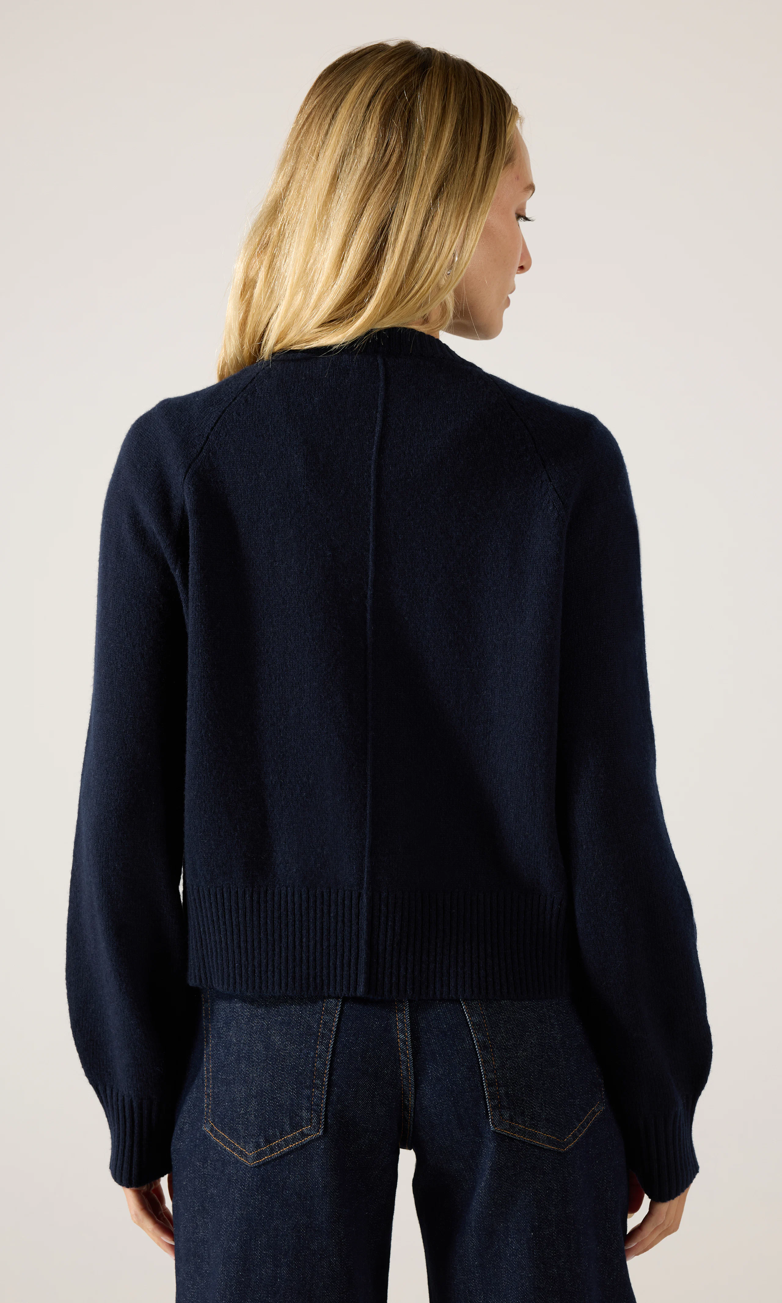 Merino Stickad Cardigan. Back. Model.