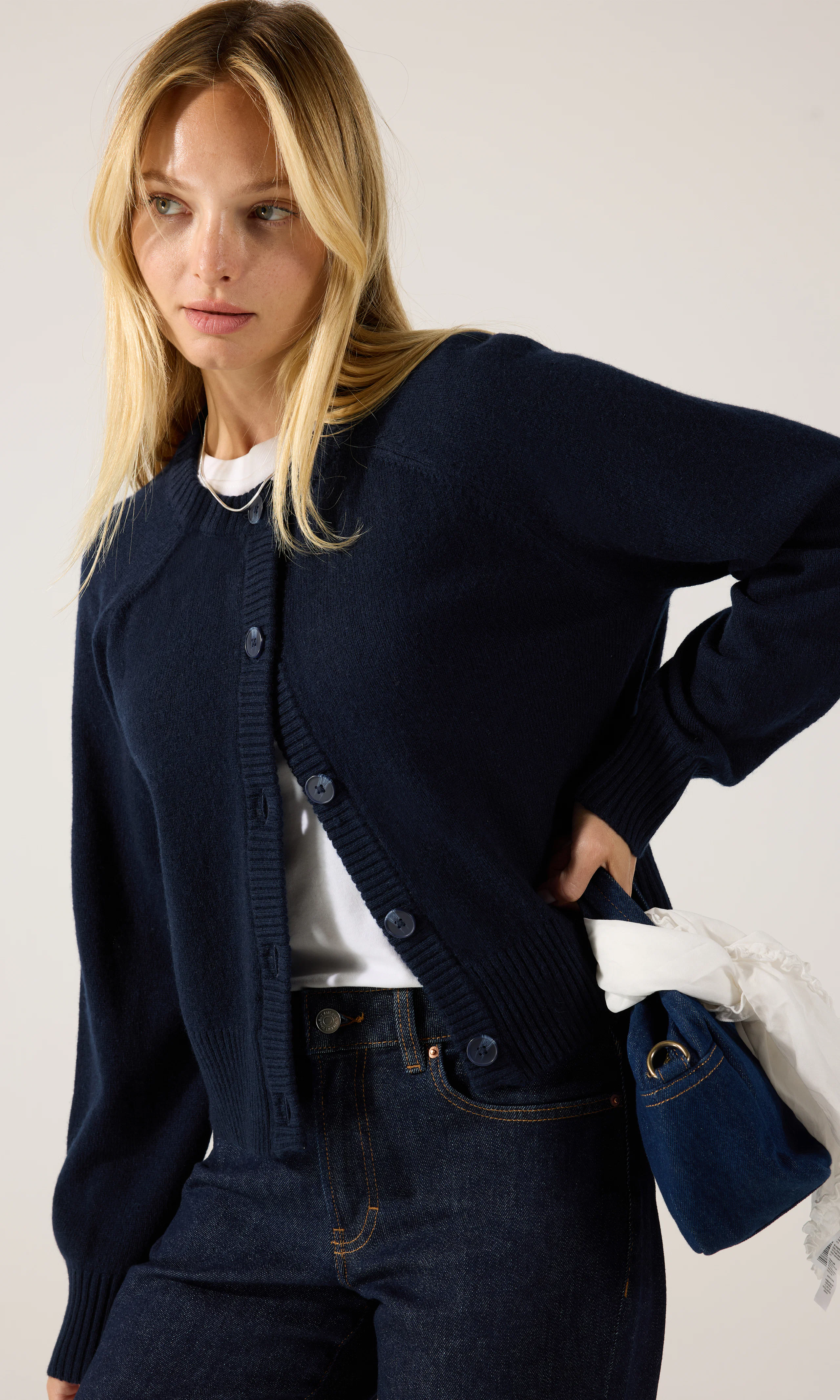 Merino Stickad Cardigan. Front. Model.