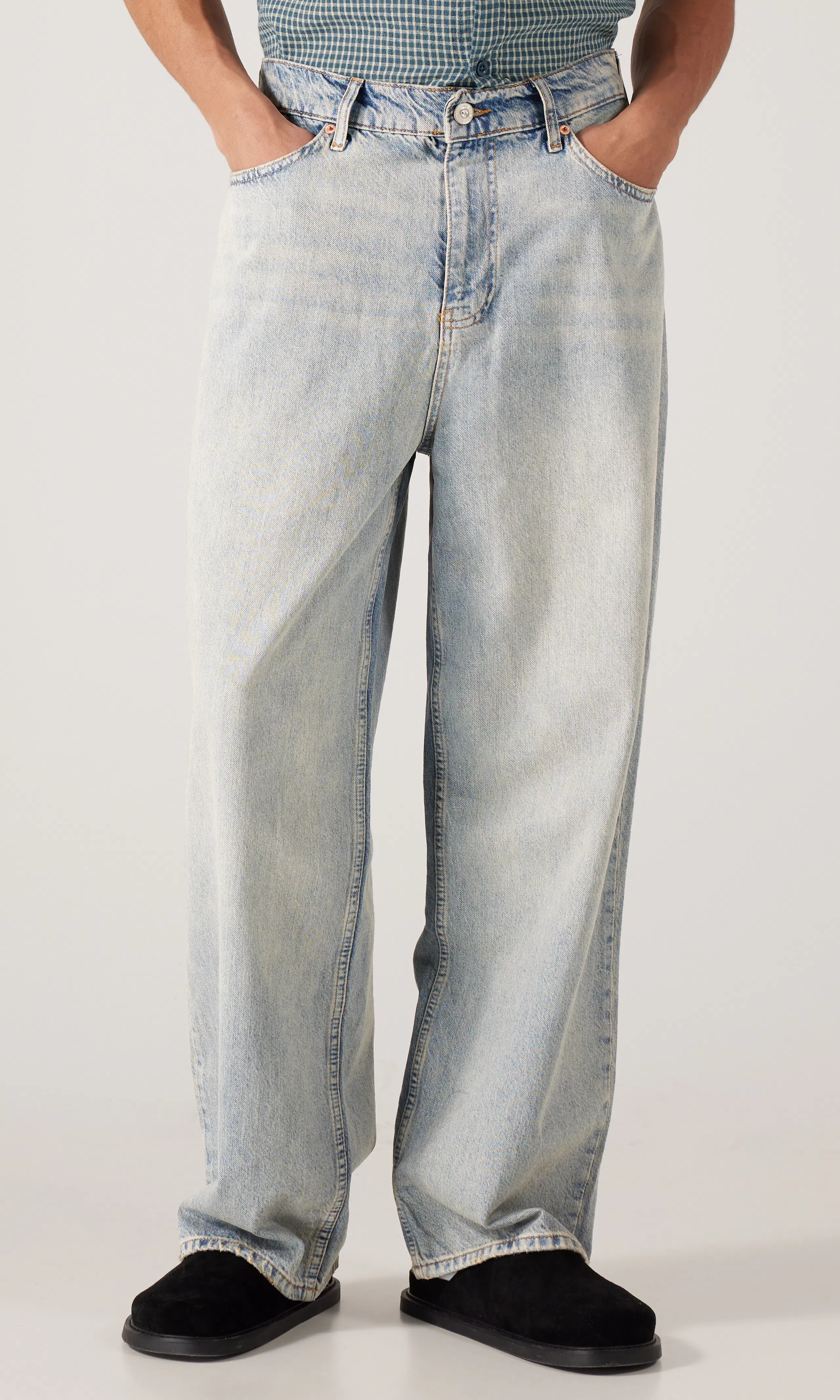 Jack Lys Blå Jeans. Front. Model.