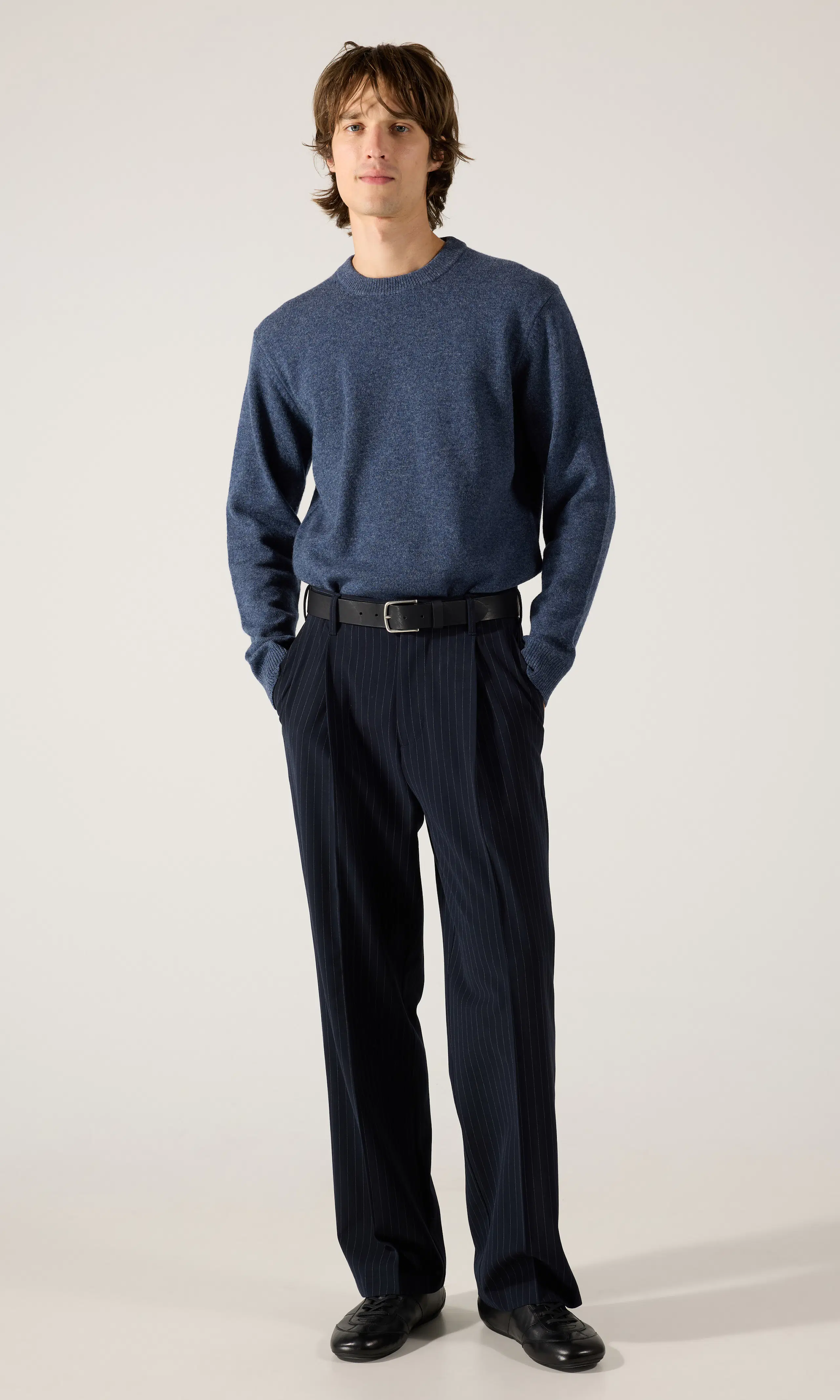 Merino Crew Strikkegenser. Front 1. Model.