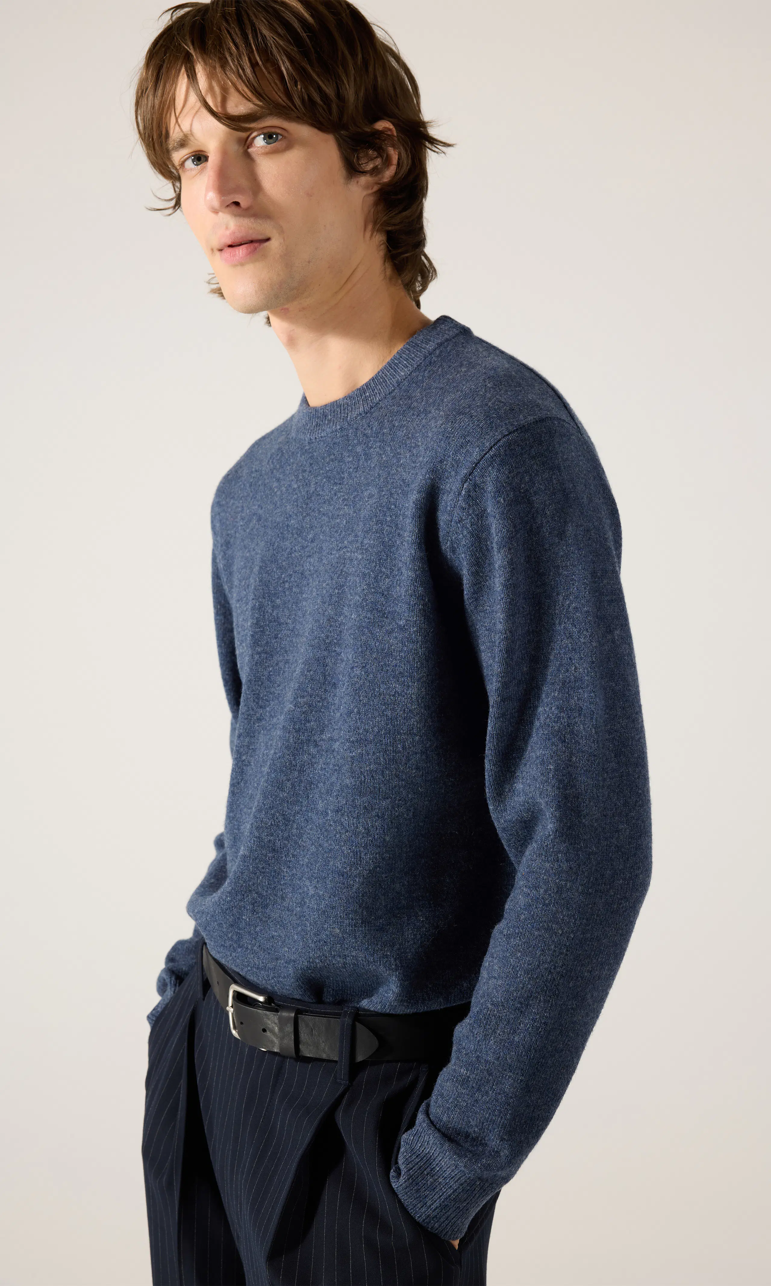 Merino Crew Strikkegenser. Front. Model.