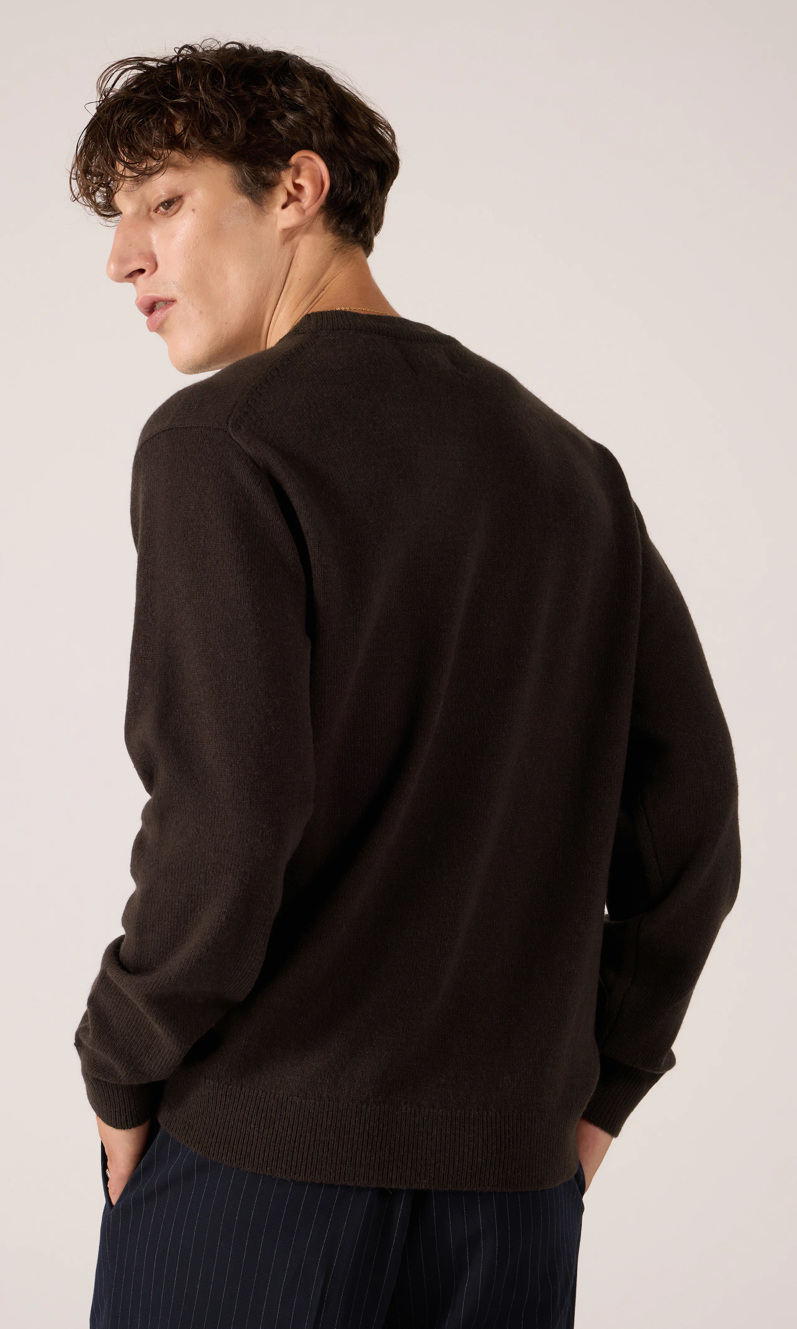 Merino Crew Merinovillapaita. Back. Model.