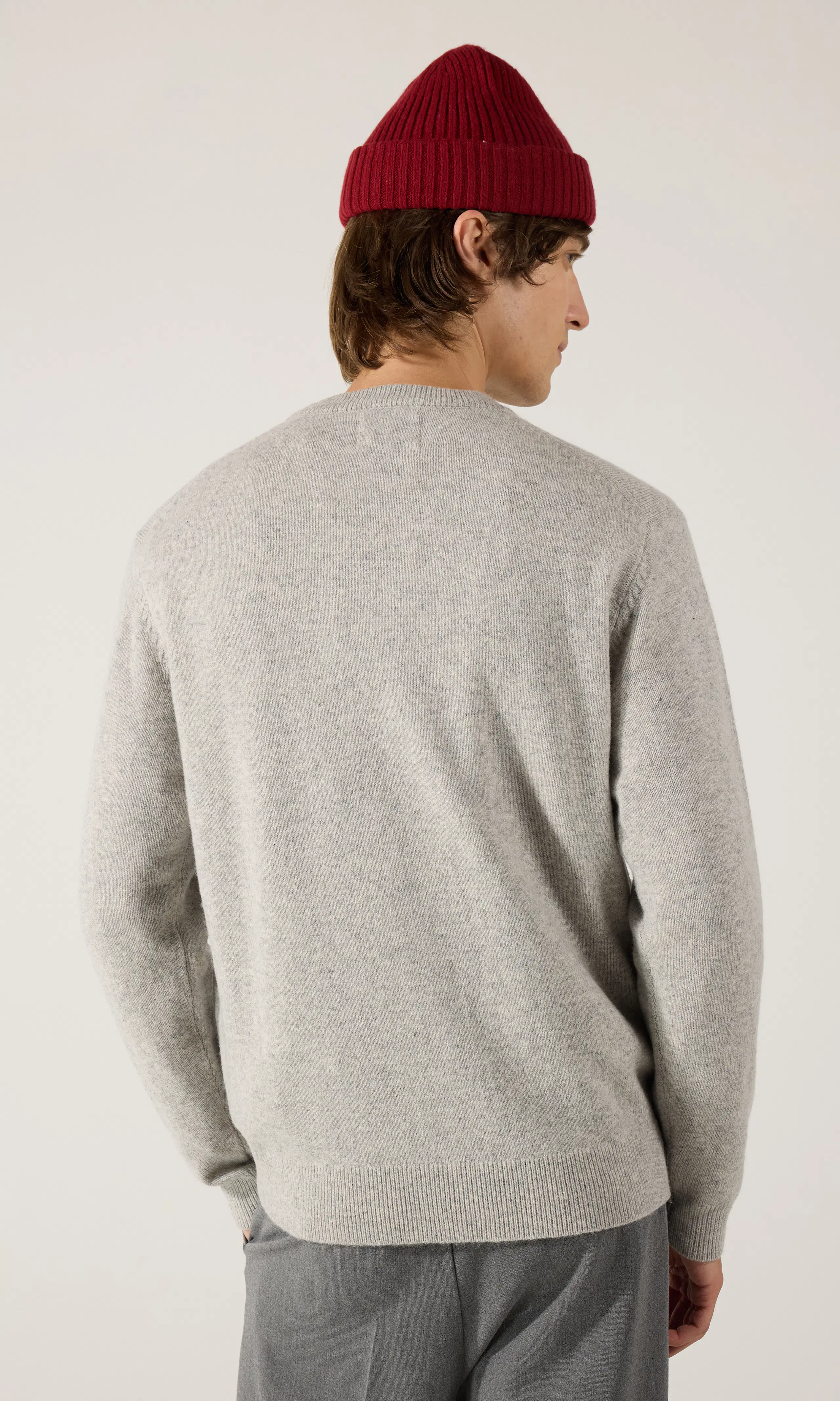 Merino Crew Stickad Tröja. Back. Model.