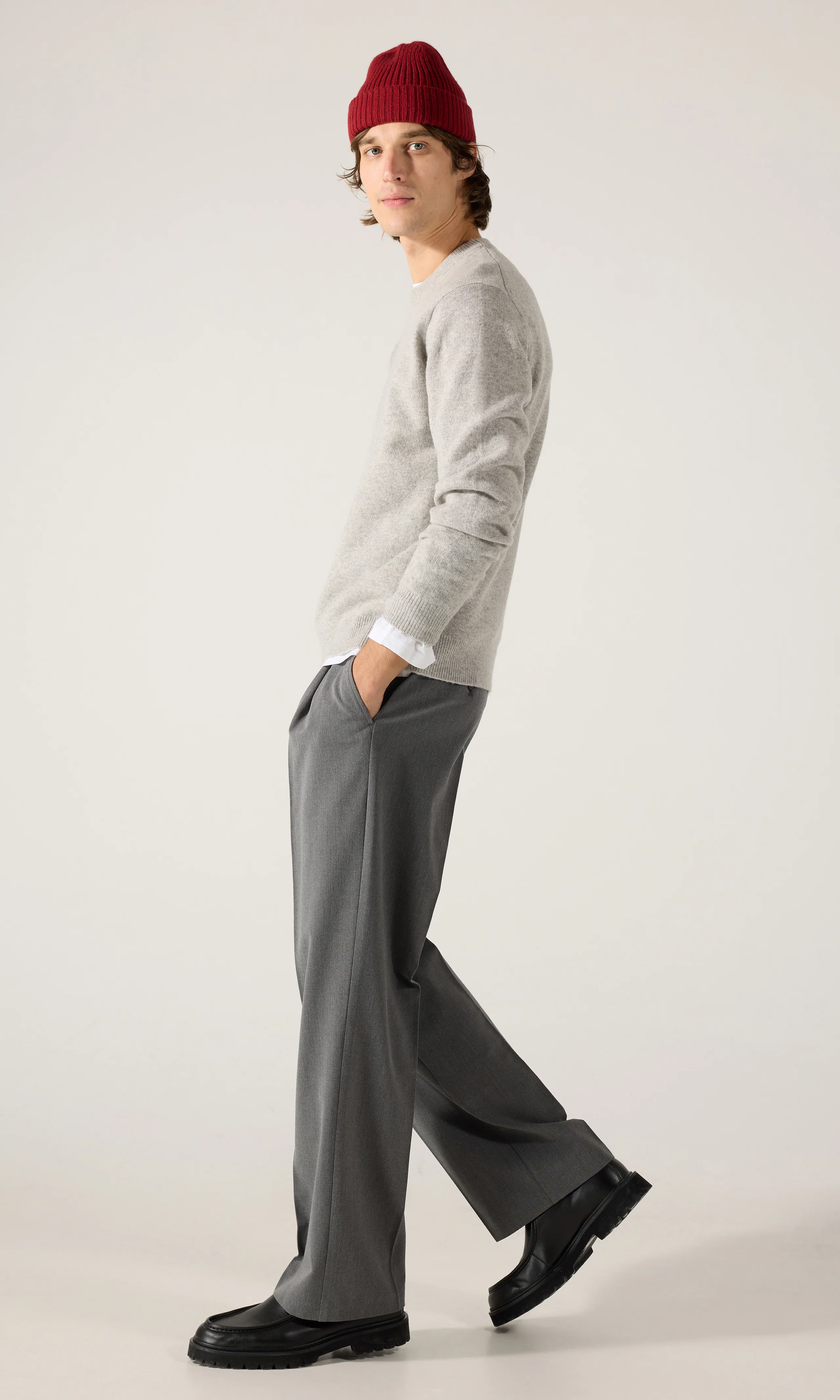 Merino Crew Stickad Tröja. Front 1. Model.