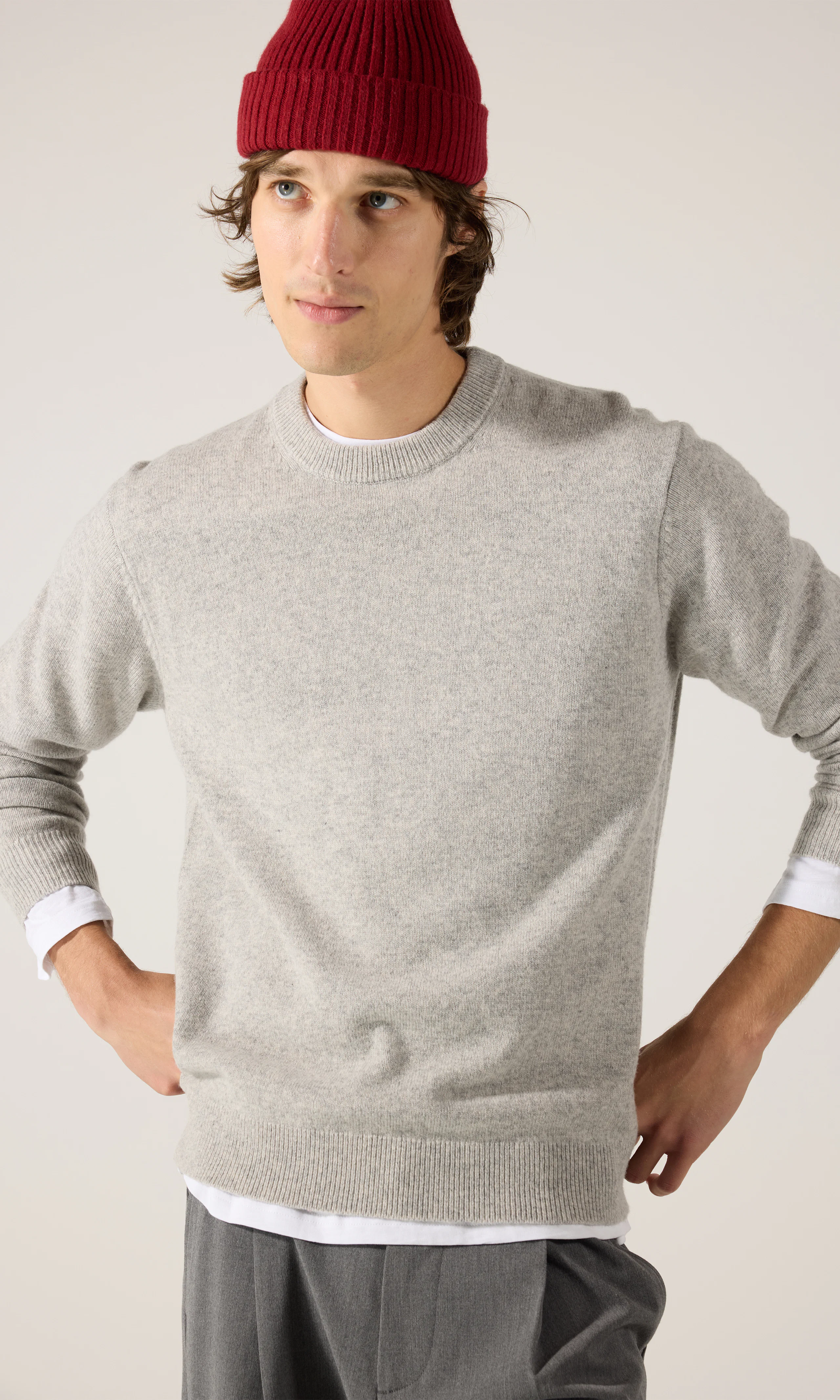 Merino Crew Stickad Tröja. Front. Model.