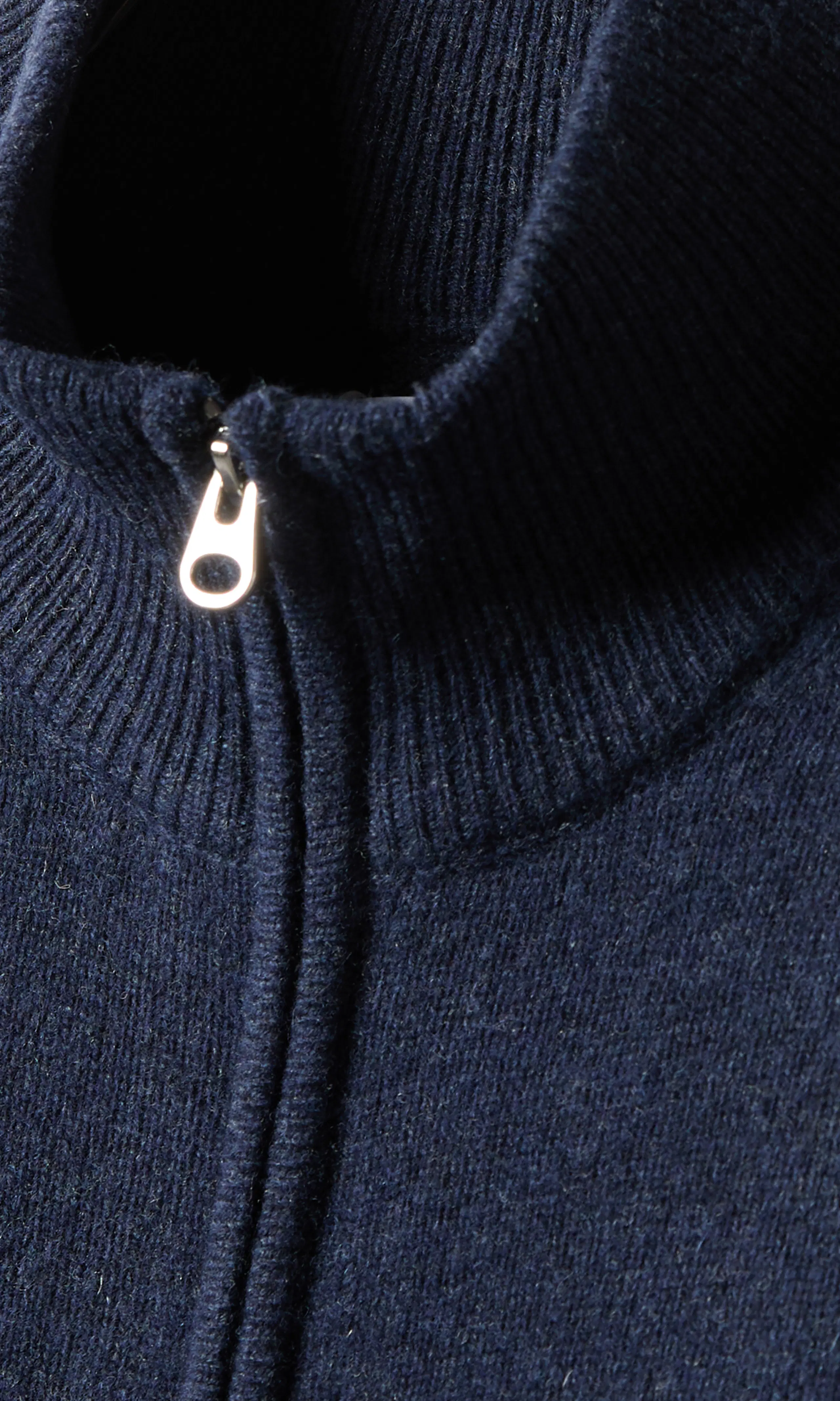 Merino Full Zip Strikkegenser. Detail 1. Flat.