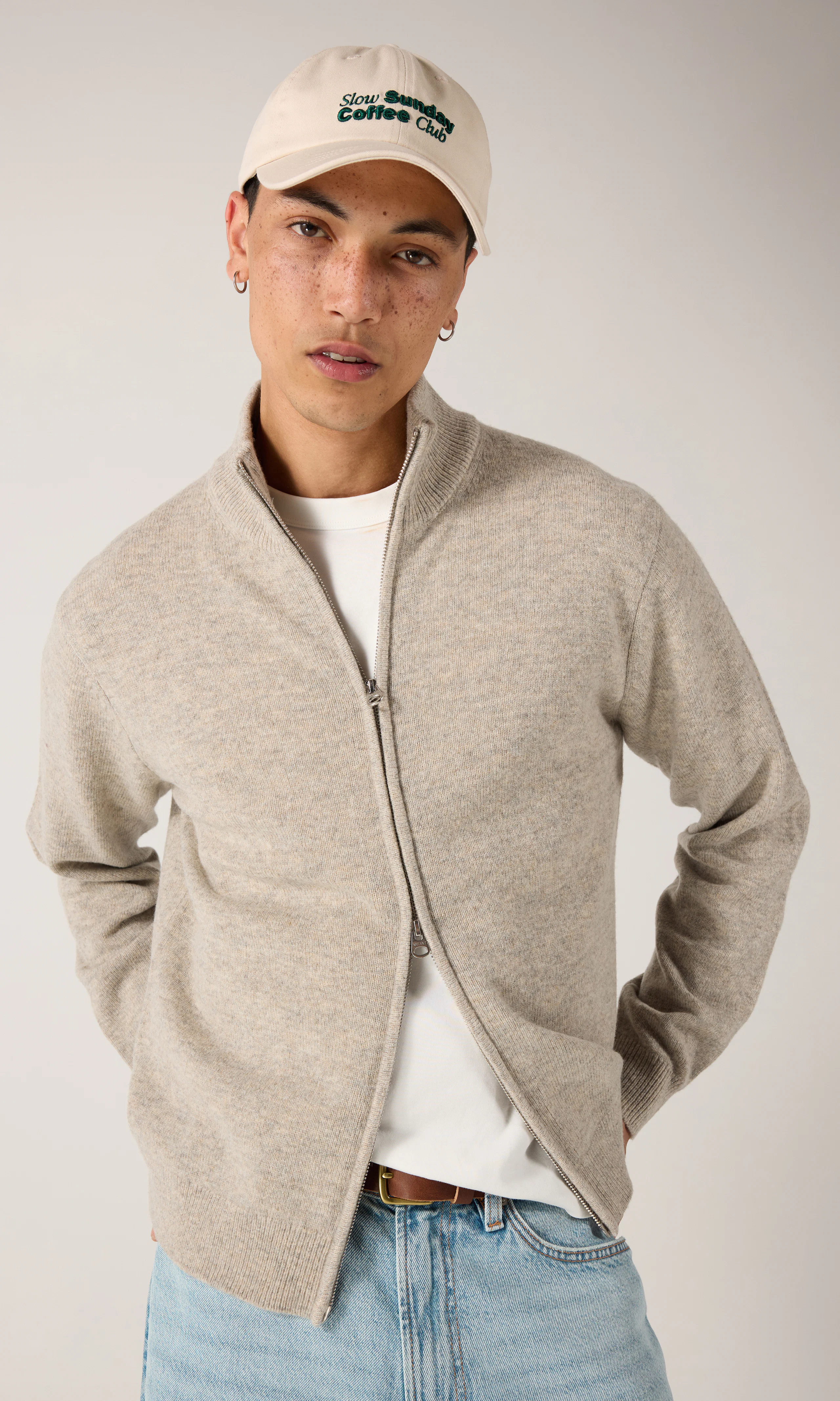 Merino Full Zip Strikkegenser. Front 1. Model.