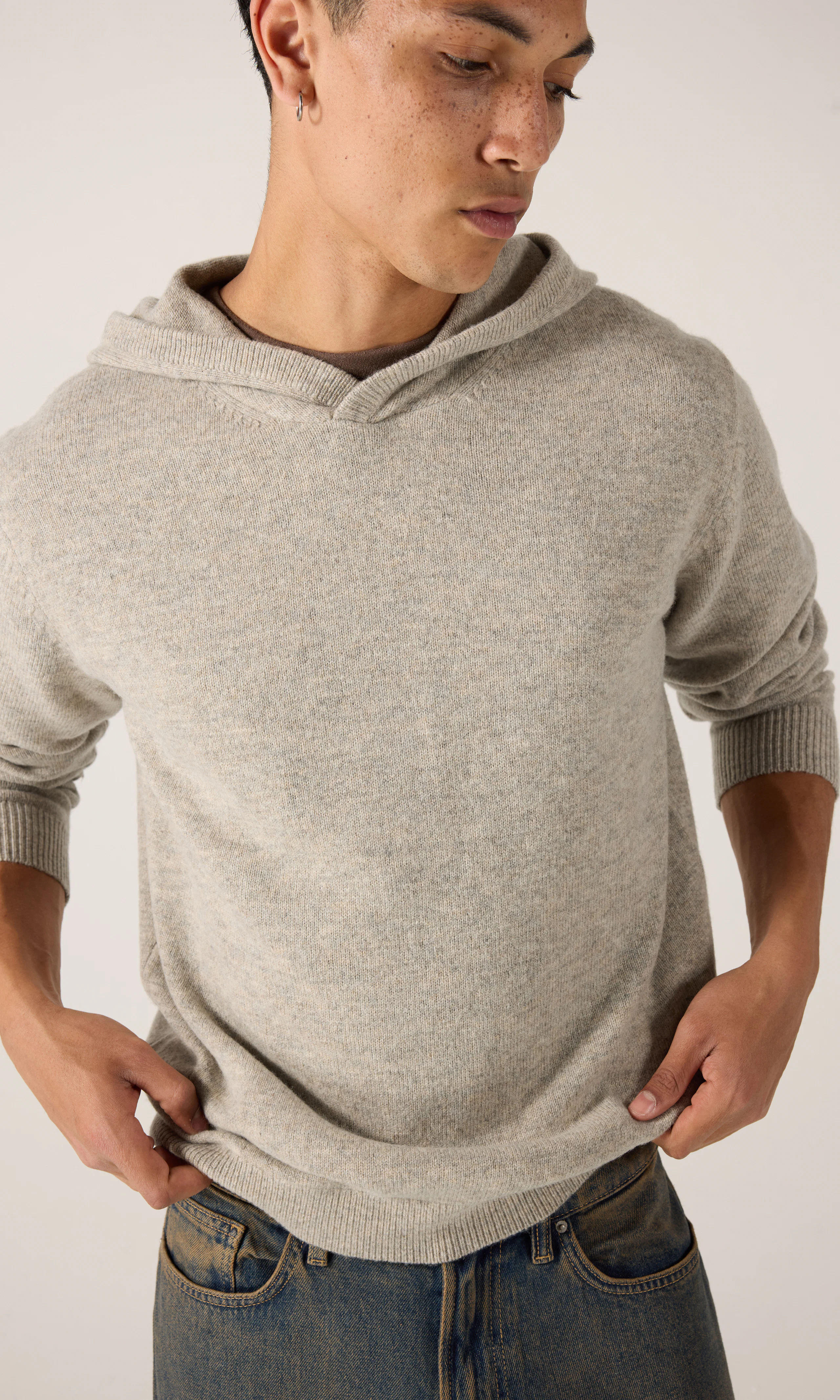 Merino Hood Huvtröja. Front. Model.