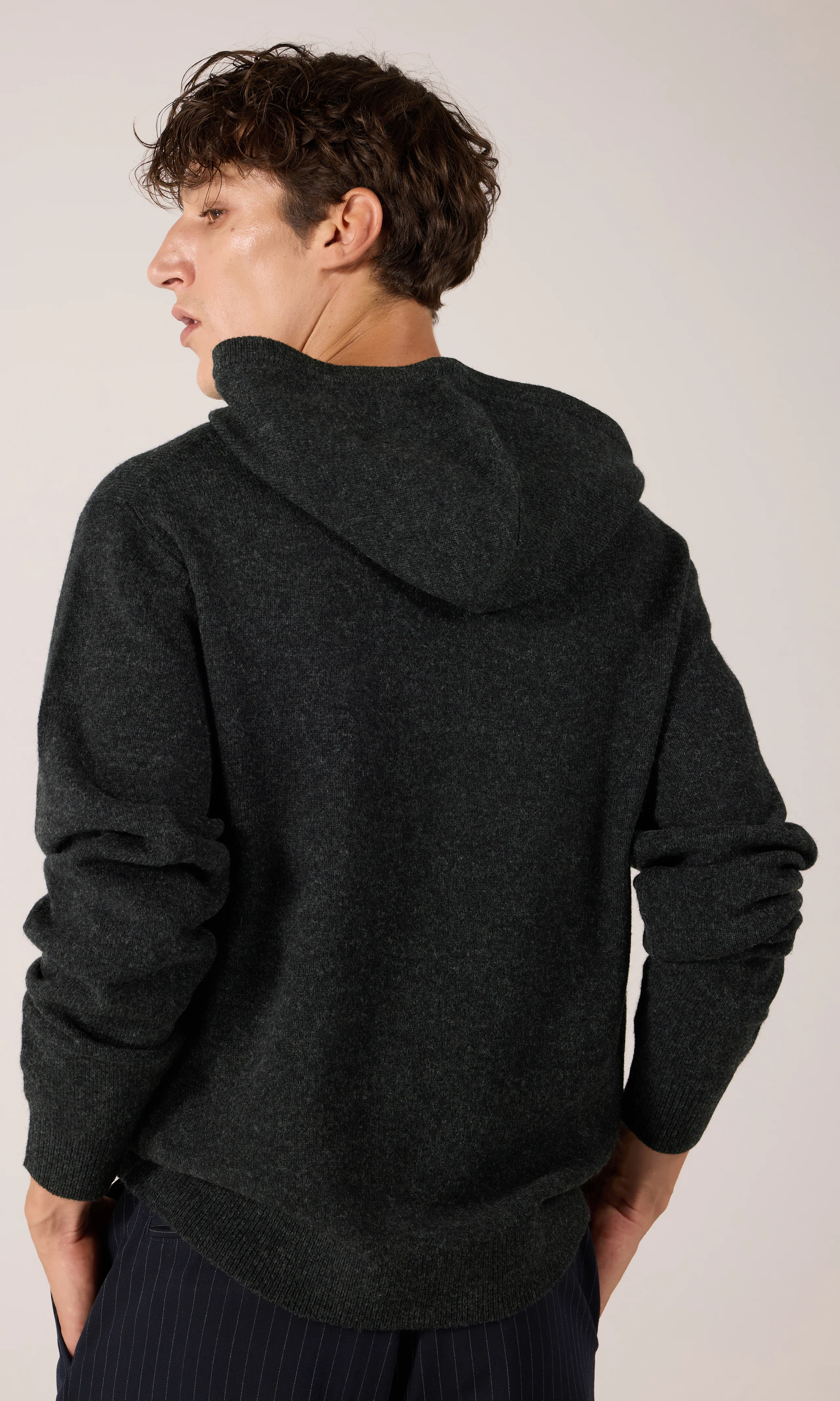 Merino Hood Hettegenser. Back. Model.