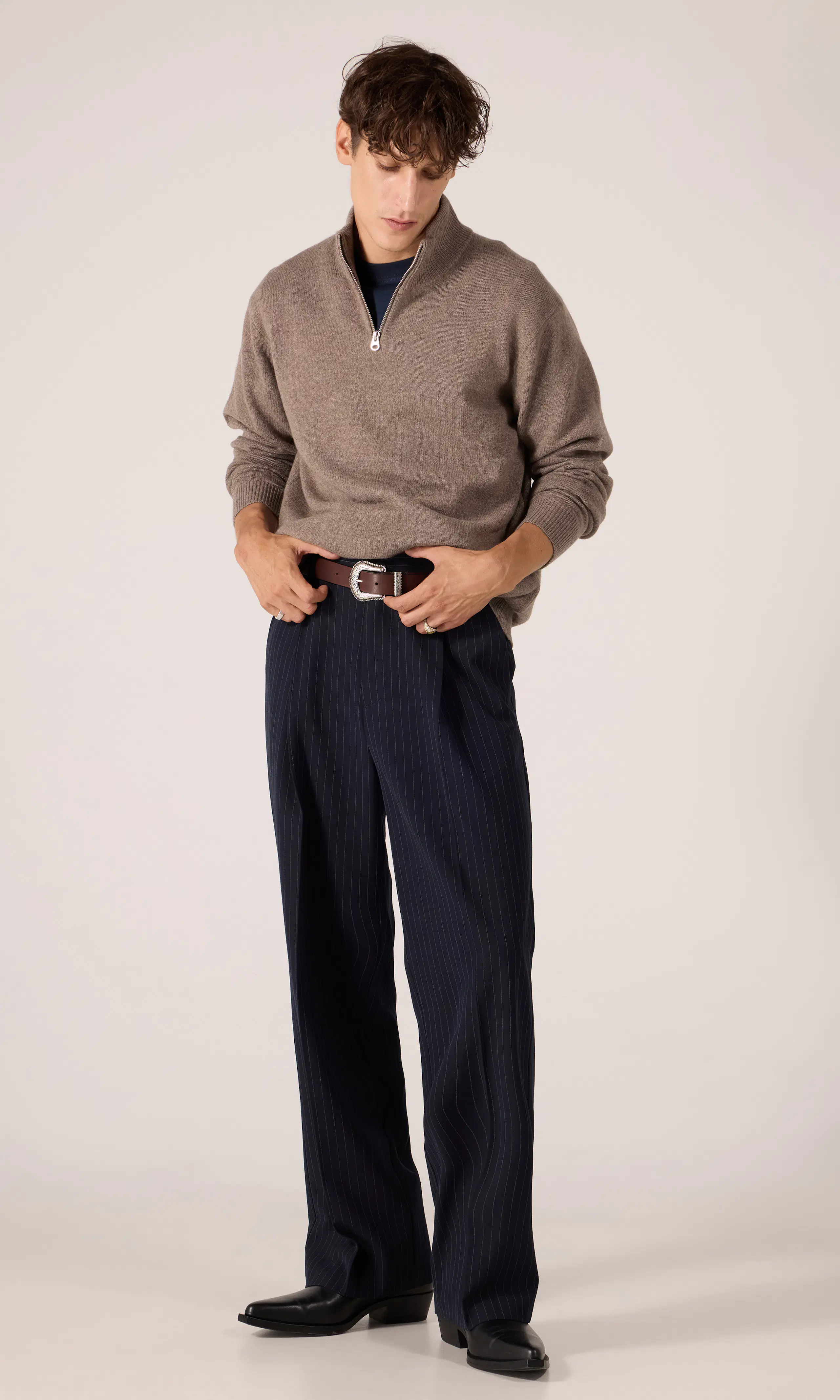 Merino Half Zip Strikkegenser. Front 1. Model.