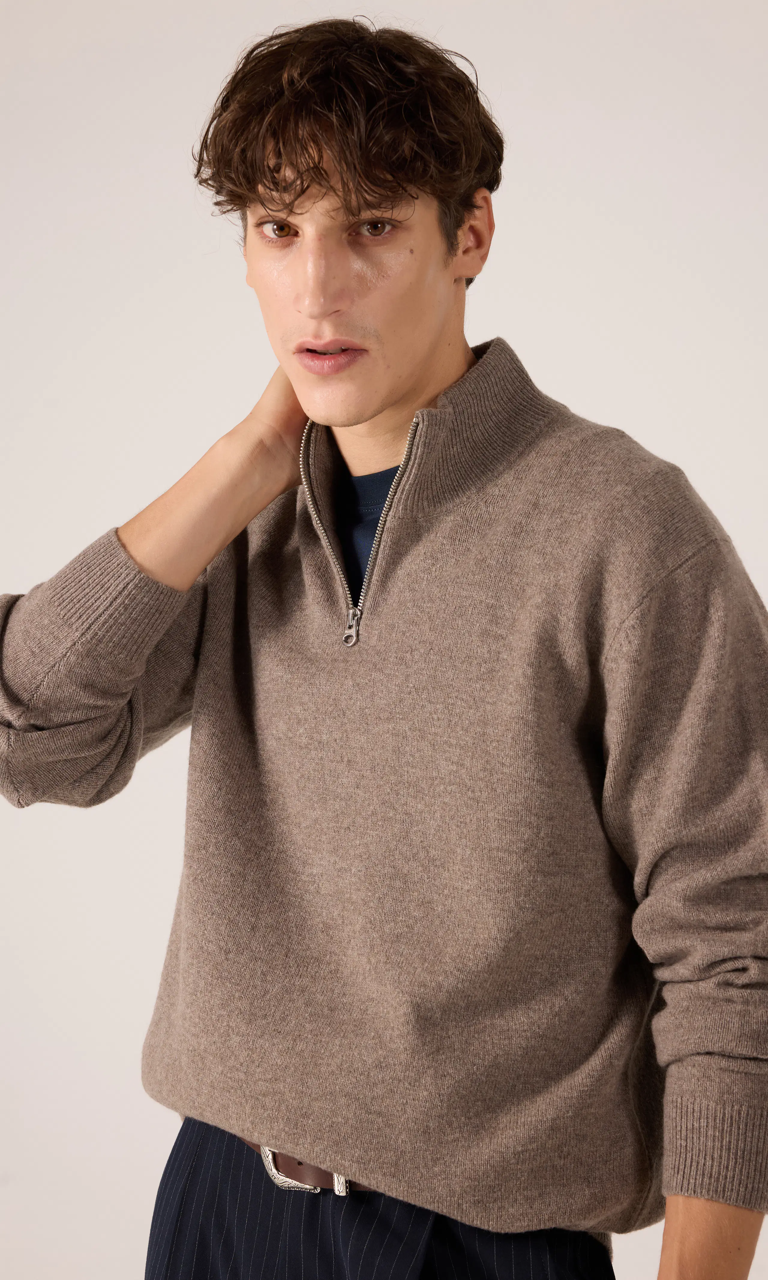 Merino Half Zip Strikkegenser. Front. Model.