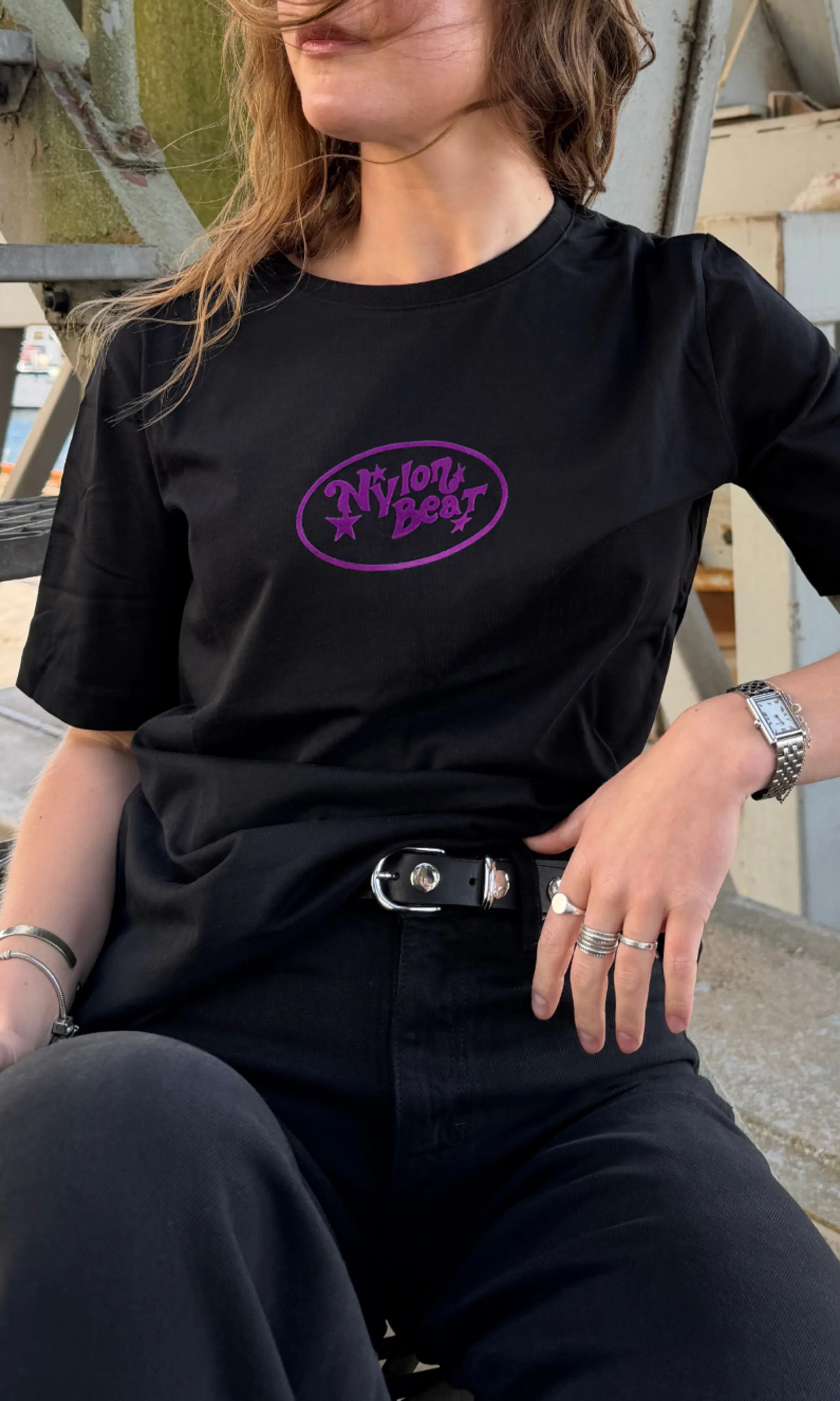 Nylon Beat Musta T-Paita. Front. Model.
