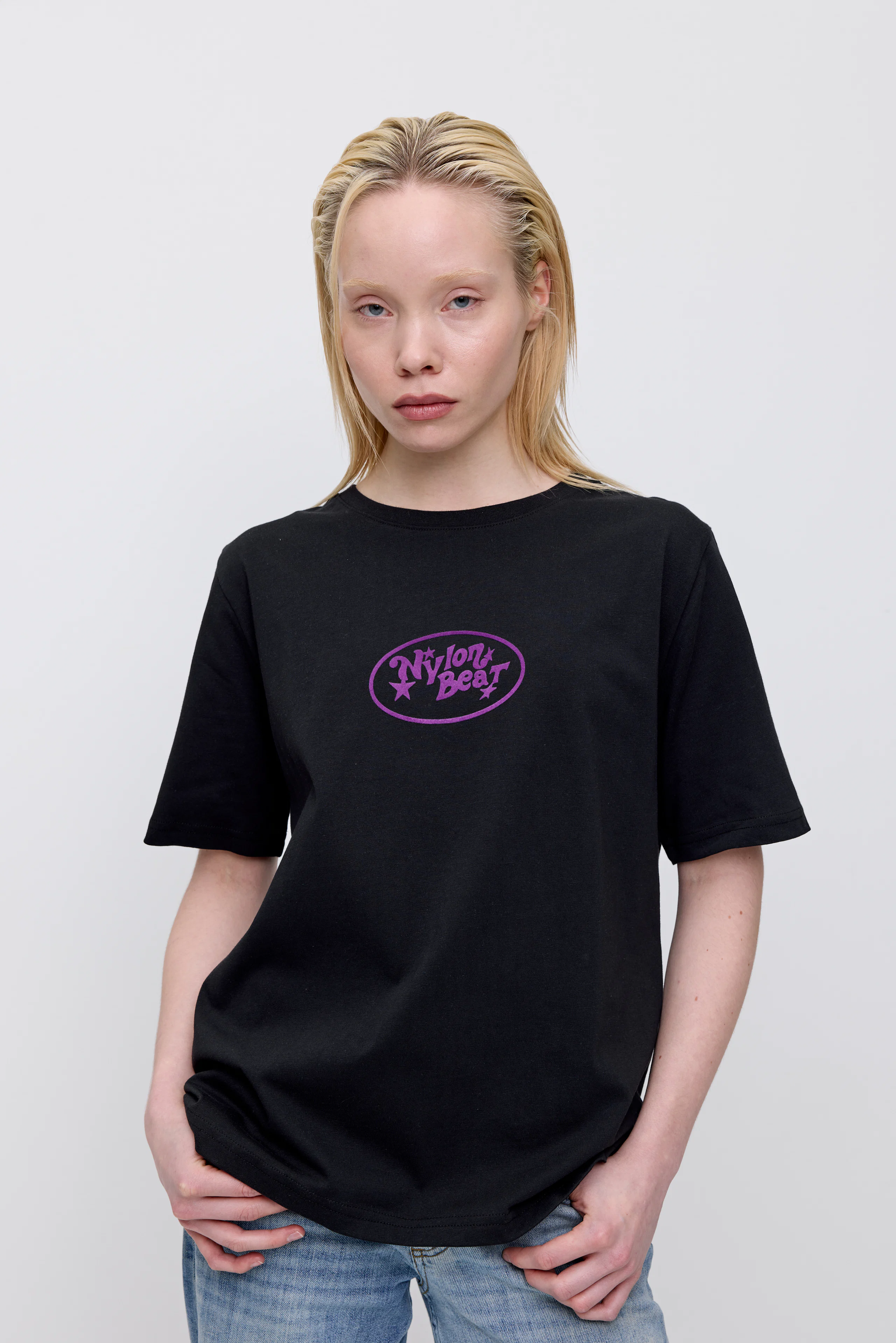 Nylon Beat Musta T-Paita. Front. Model.