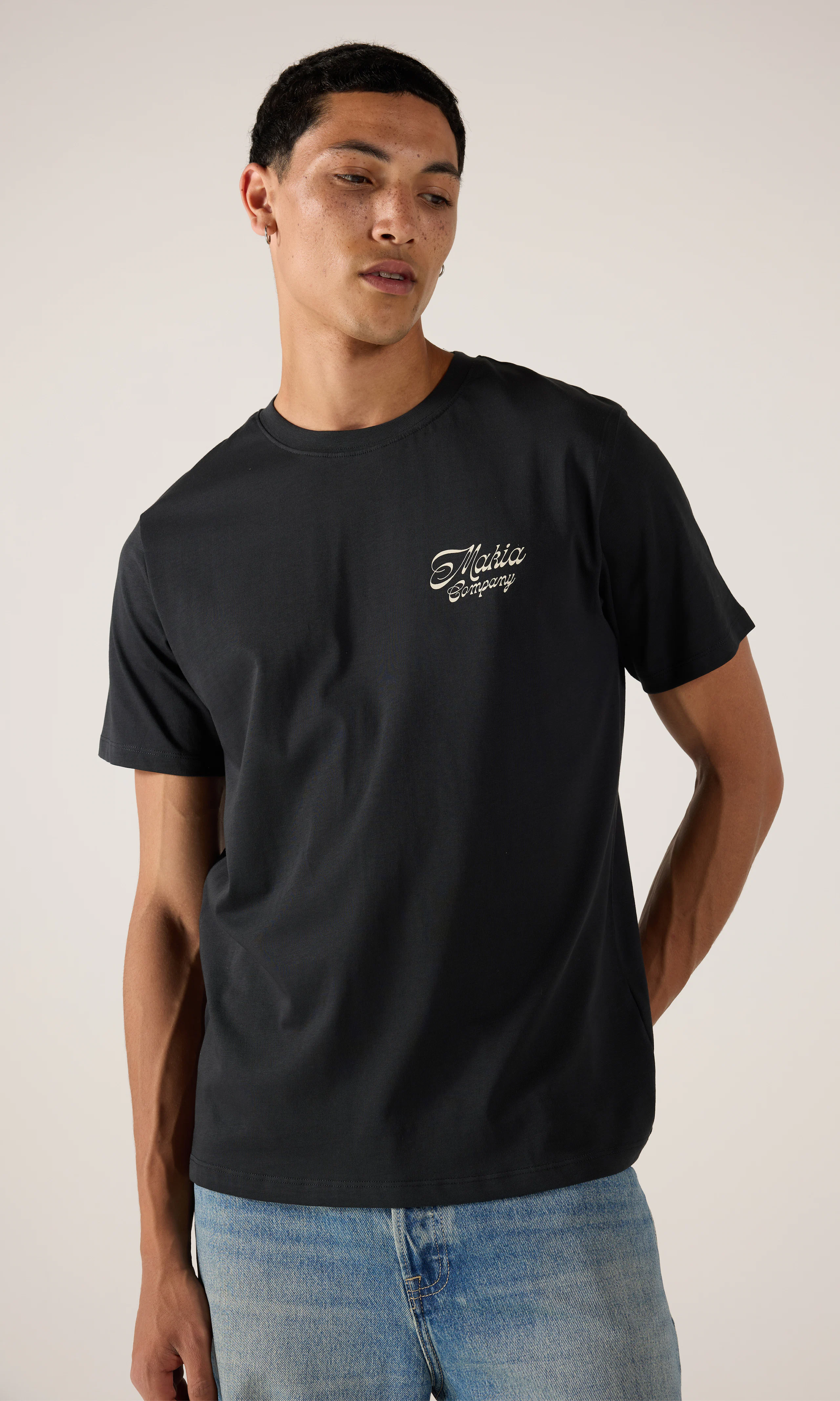 Ape Musta T-Paita. Front 1. Model.