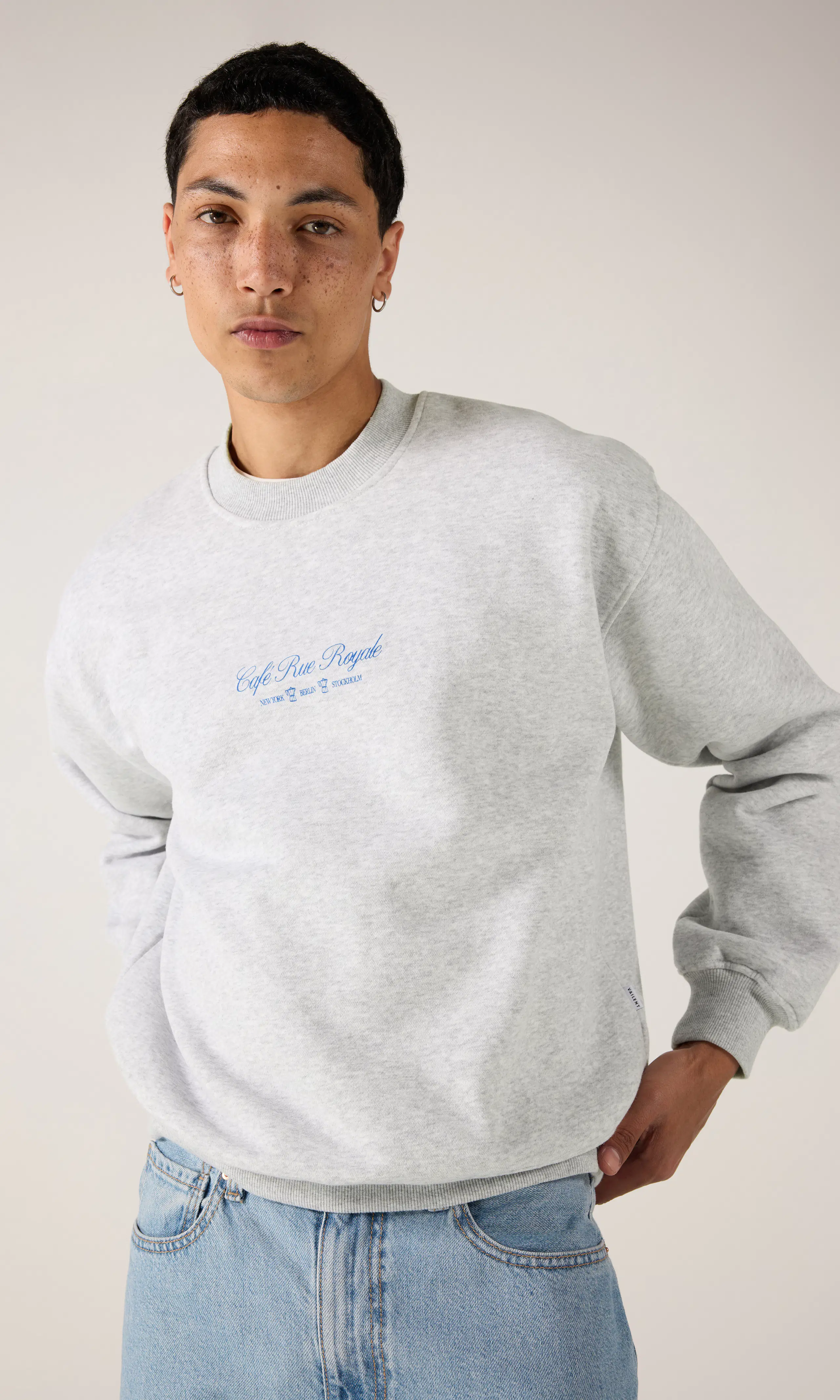 New Crew Print Genser. Front 1. Model.