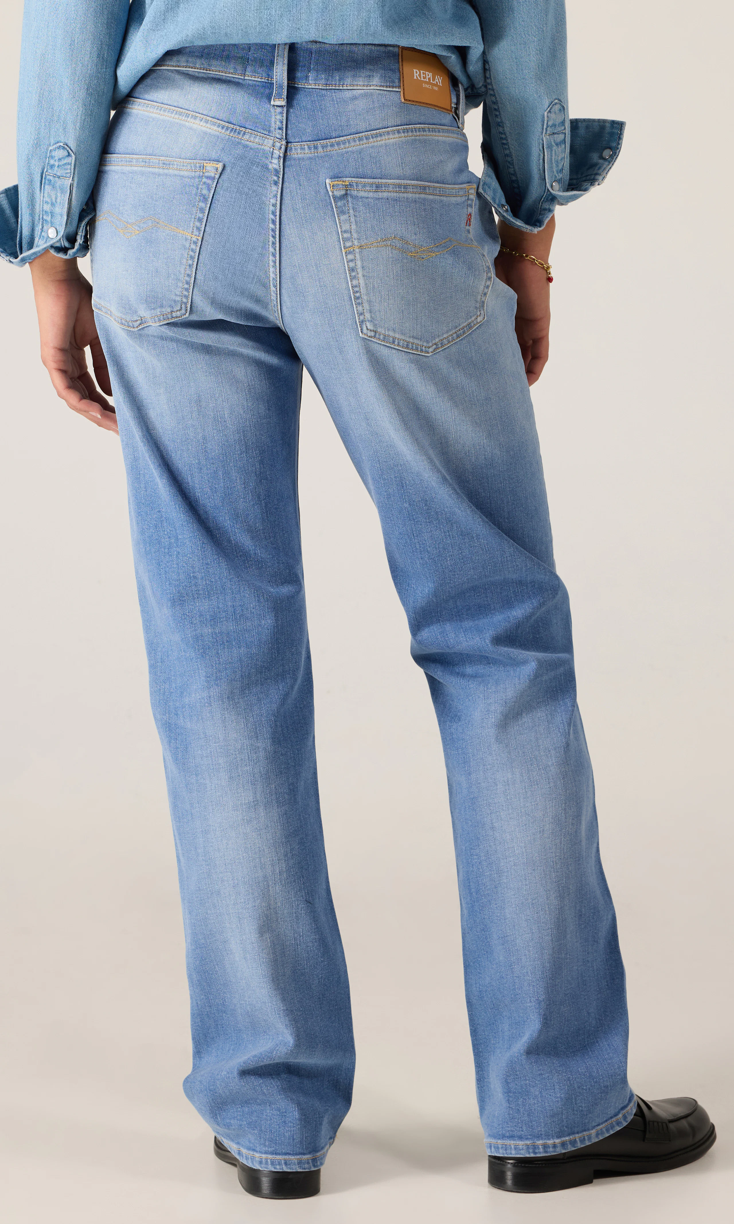 Akeme Lys Blå Jeans. Back. Model.