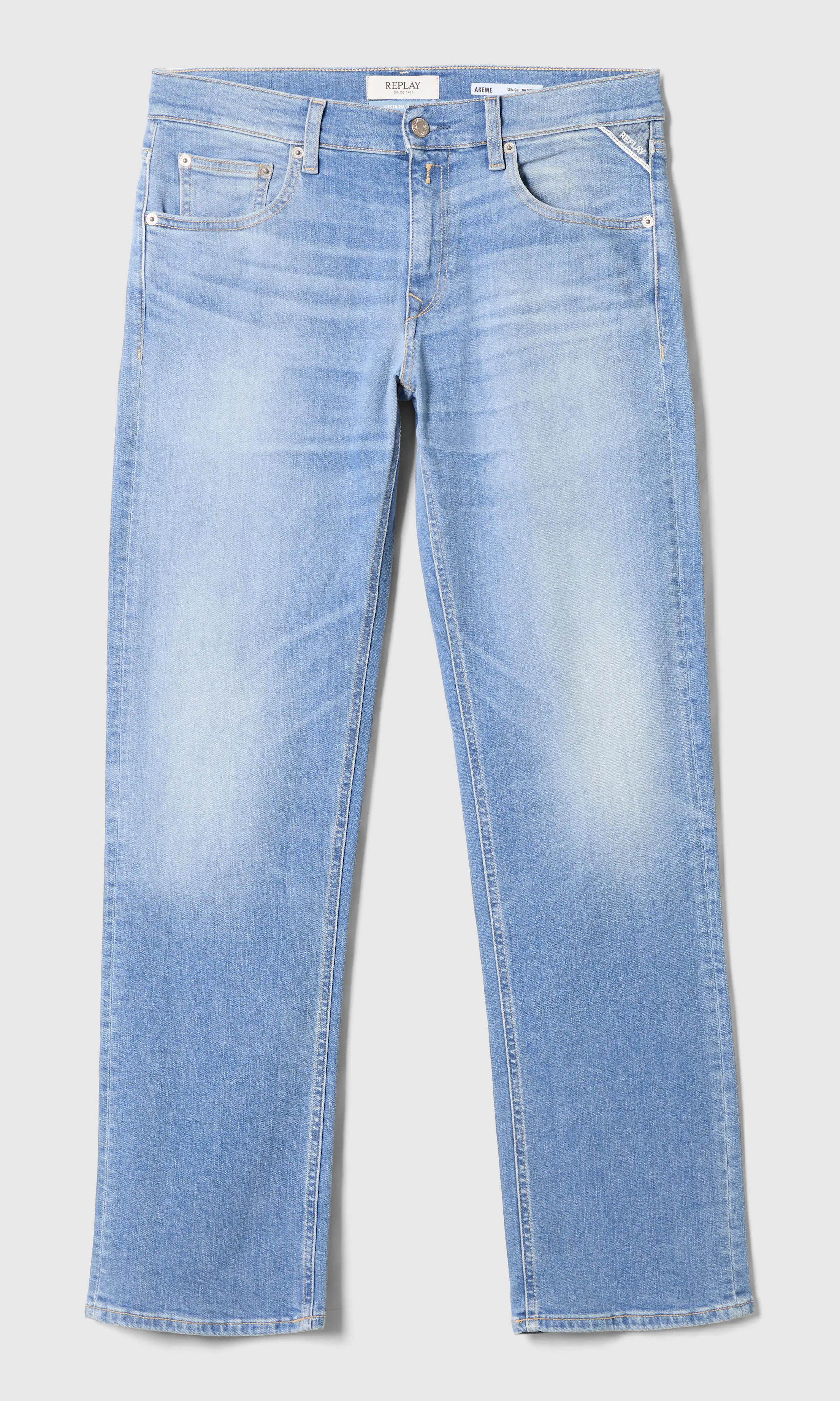 Akeme Lys Blå Jeans. Front. Flat.