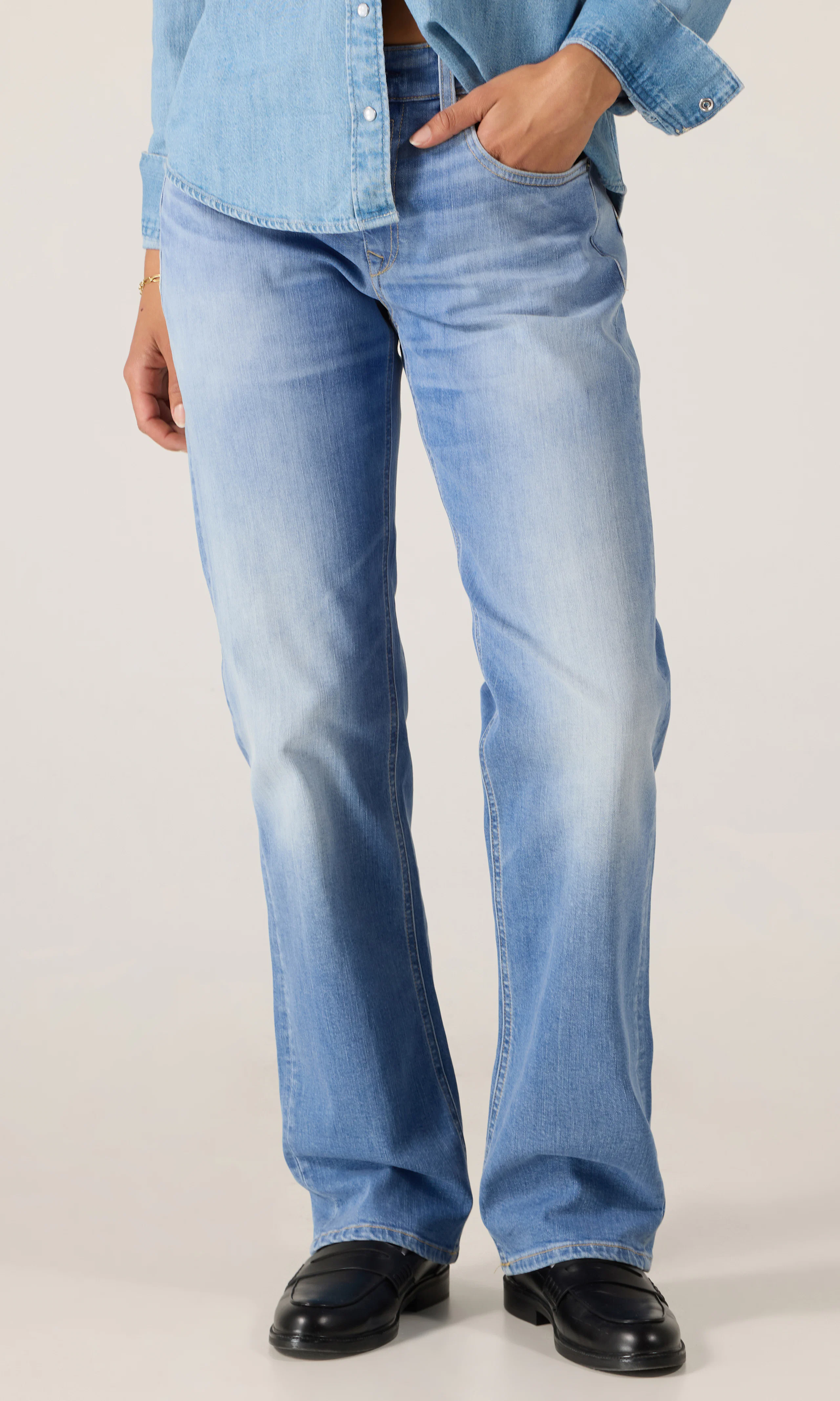 Akeme Lys Blå Jeans. Front. Model.