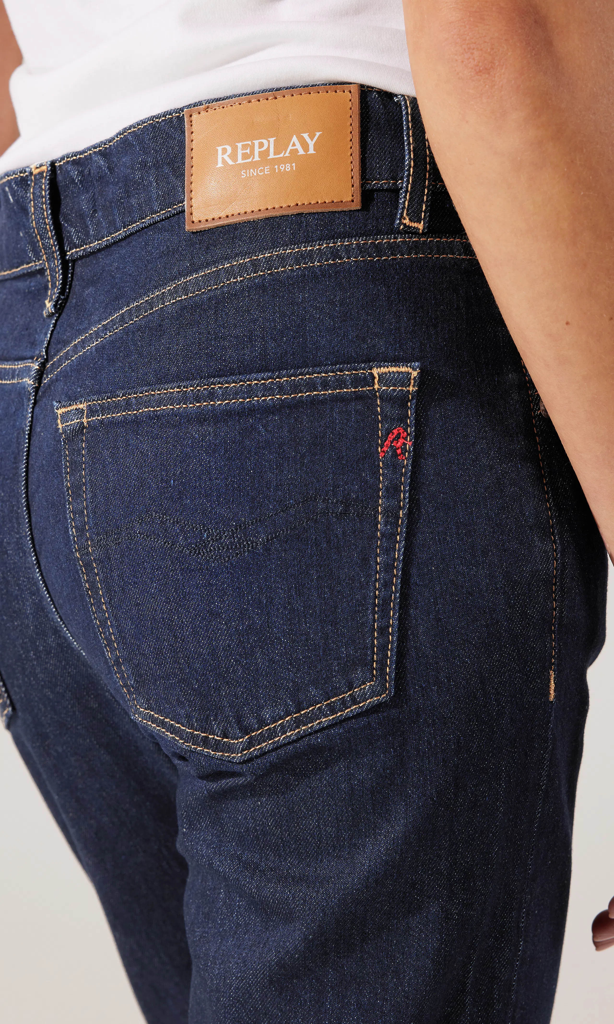 Akeme Rinsed Jeans. Detail 1. Model.