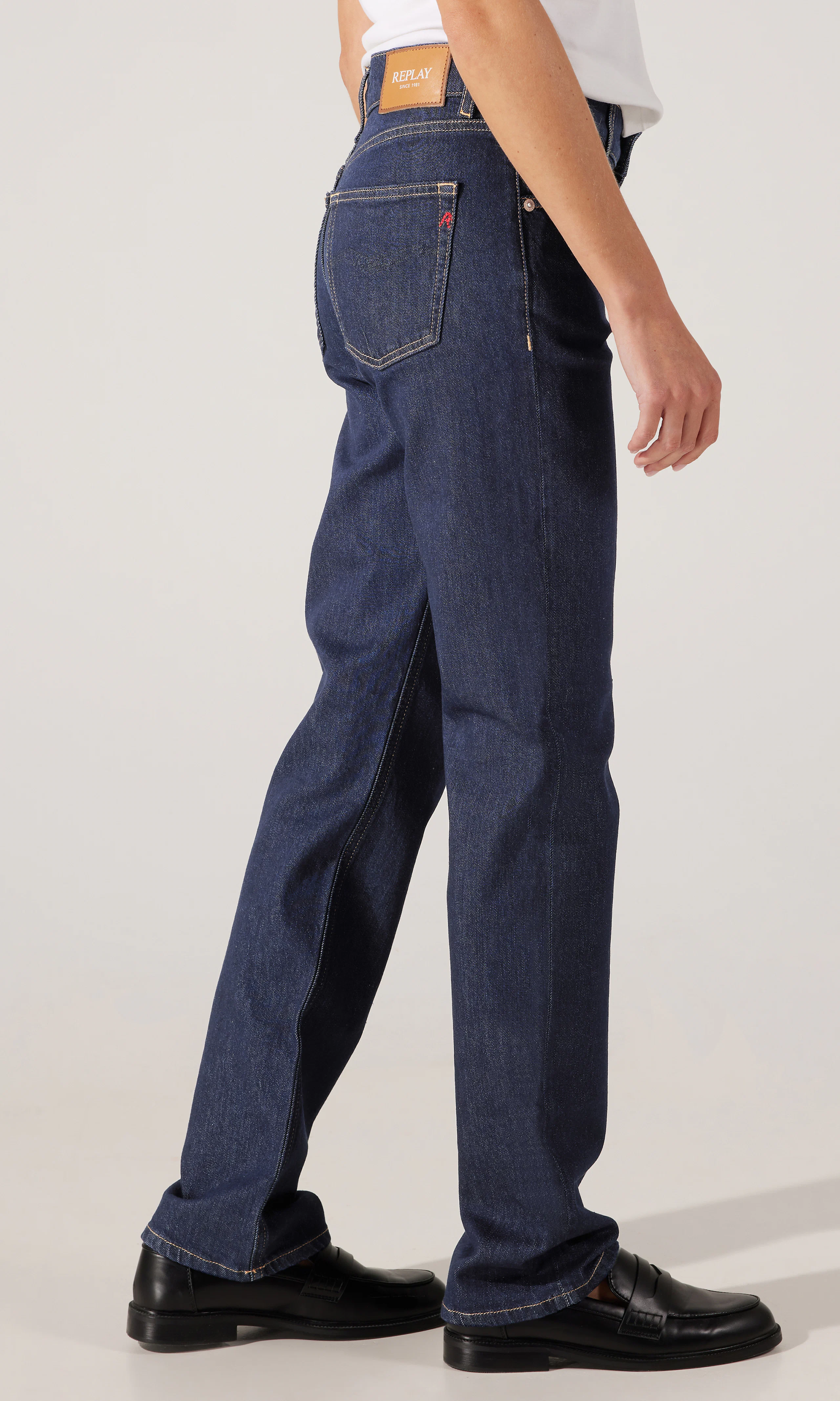 Akeme Rinsed Jeans. Front 2. Model.