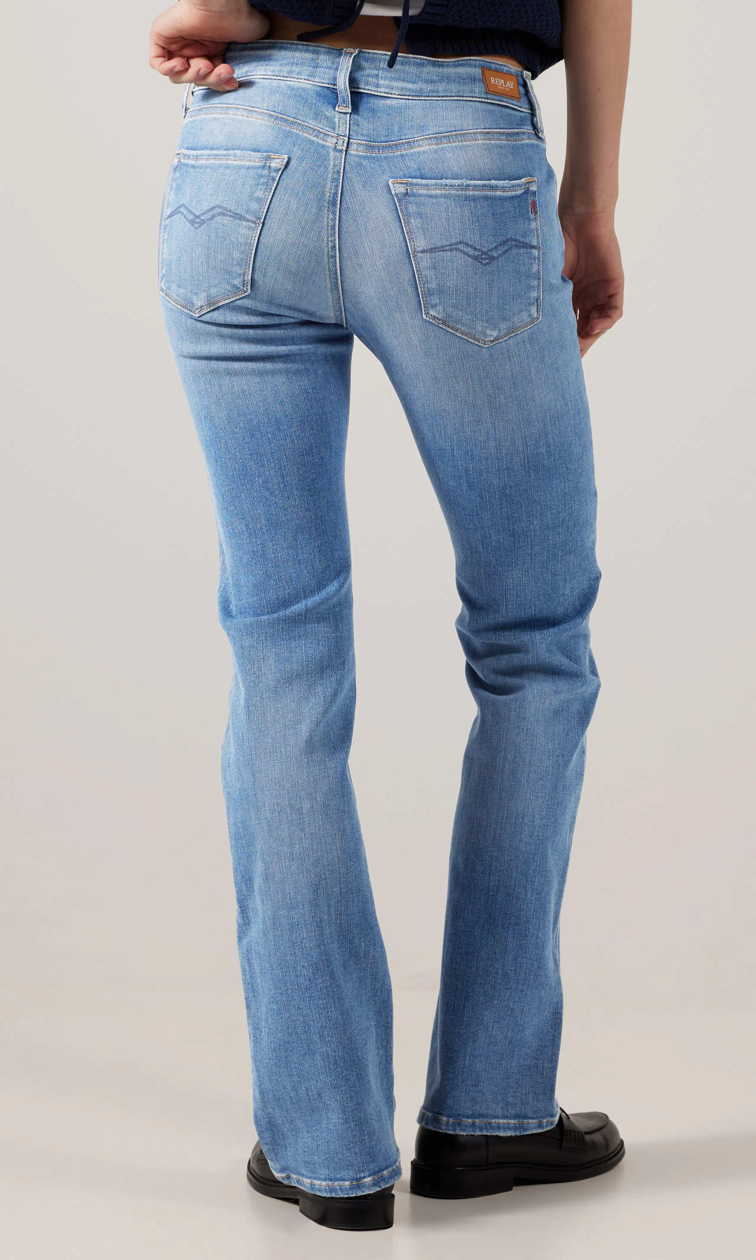 New Luz Bootcut Power Stretch Medium Blå Jeans. Back. Model.
