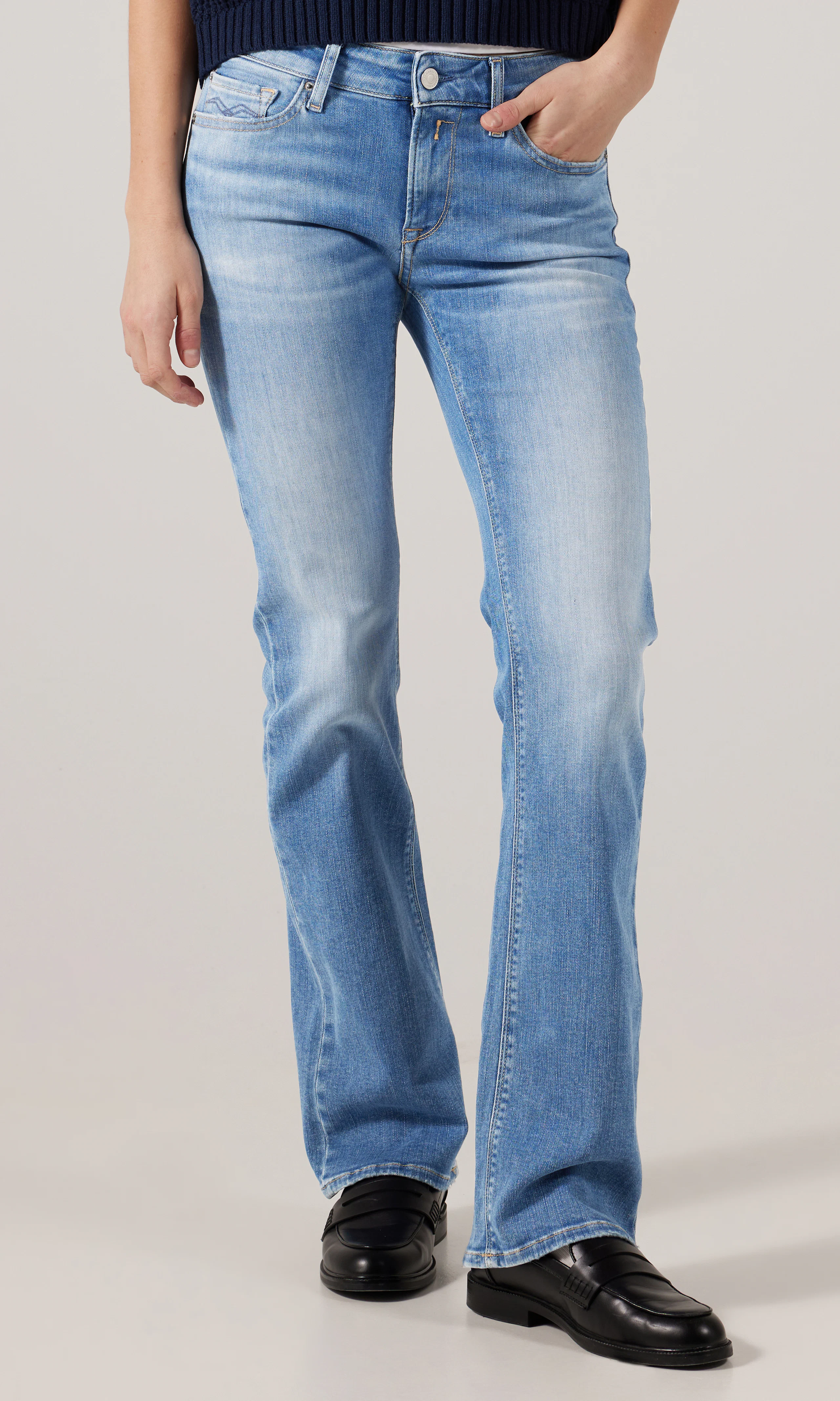 New Luz Bootcut Power Stretch Medium Blå Jeans. Front. Model.