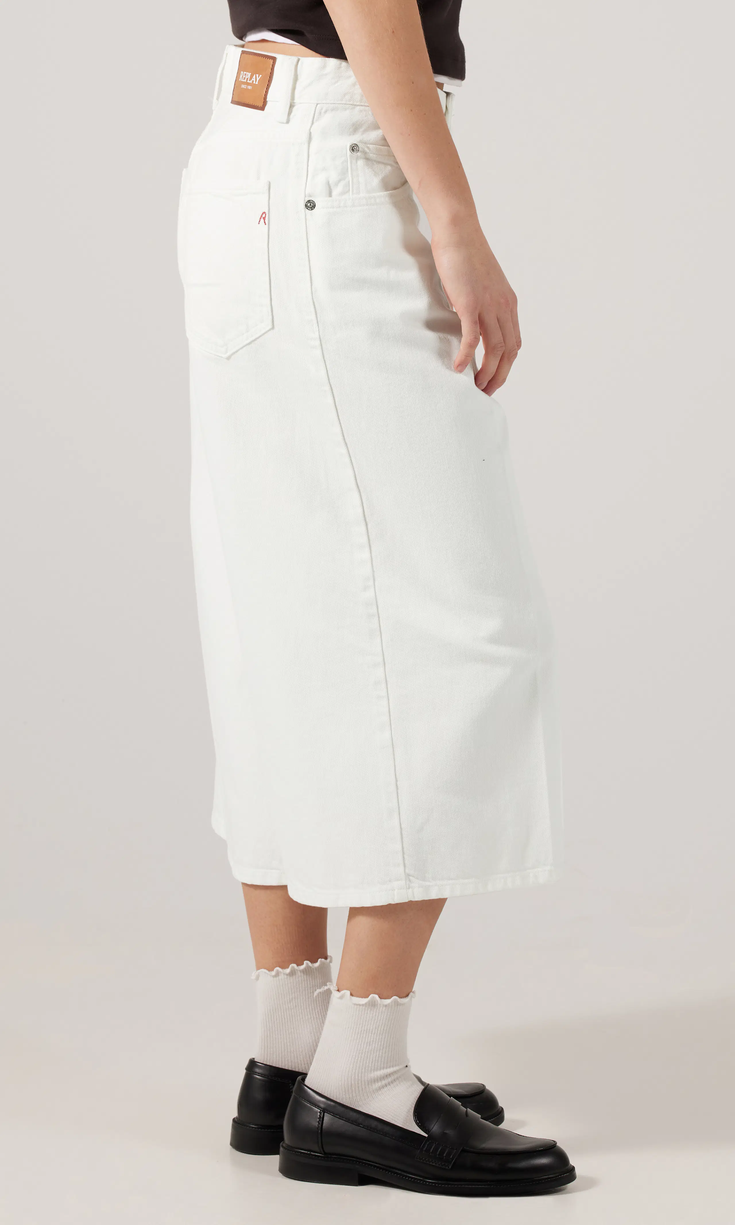 Vivyette Wide Leg Vit Jorts. Front 2. Model.