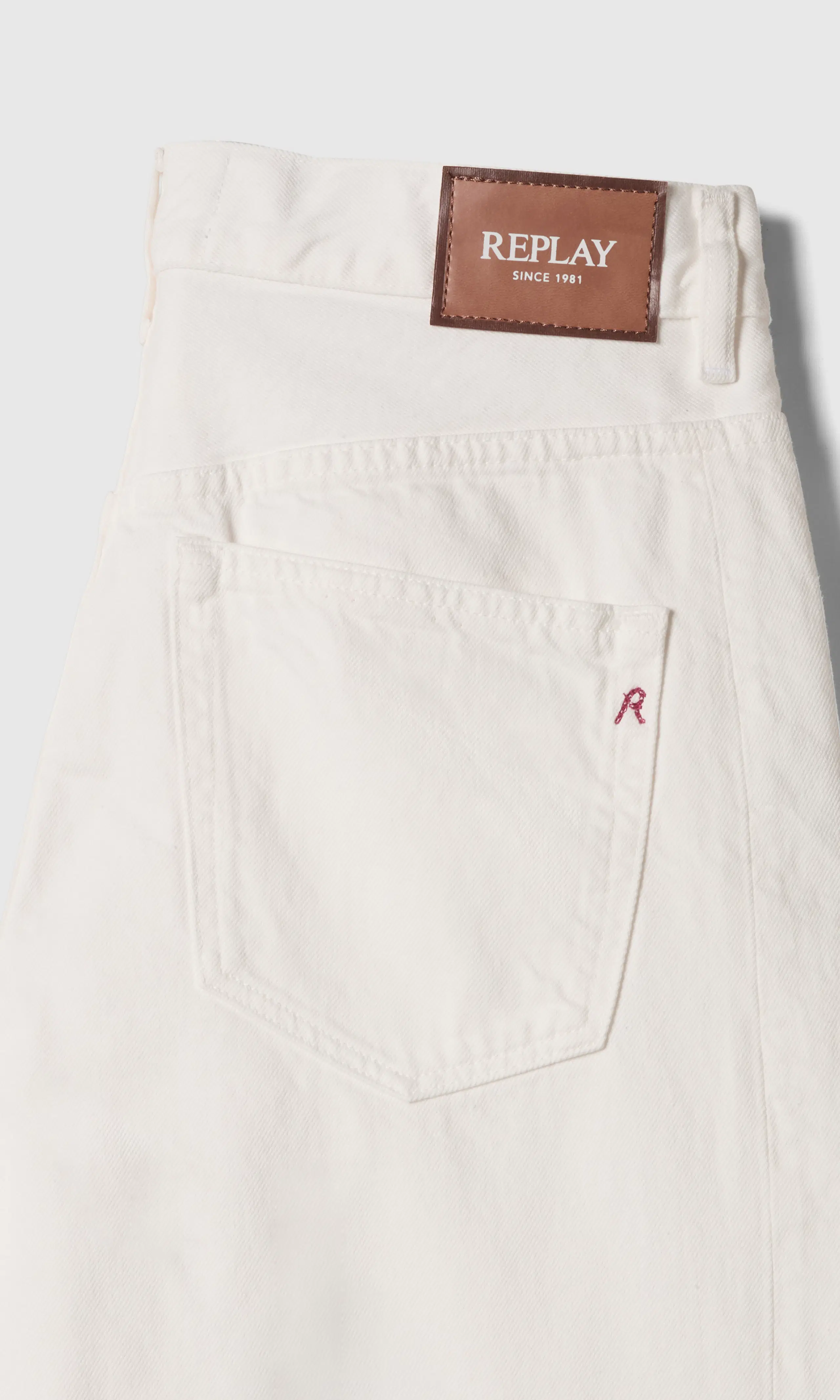 Narja Baggy Fit Vit Jeans. Detail 1. Flat.