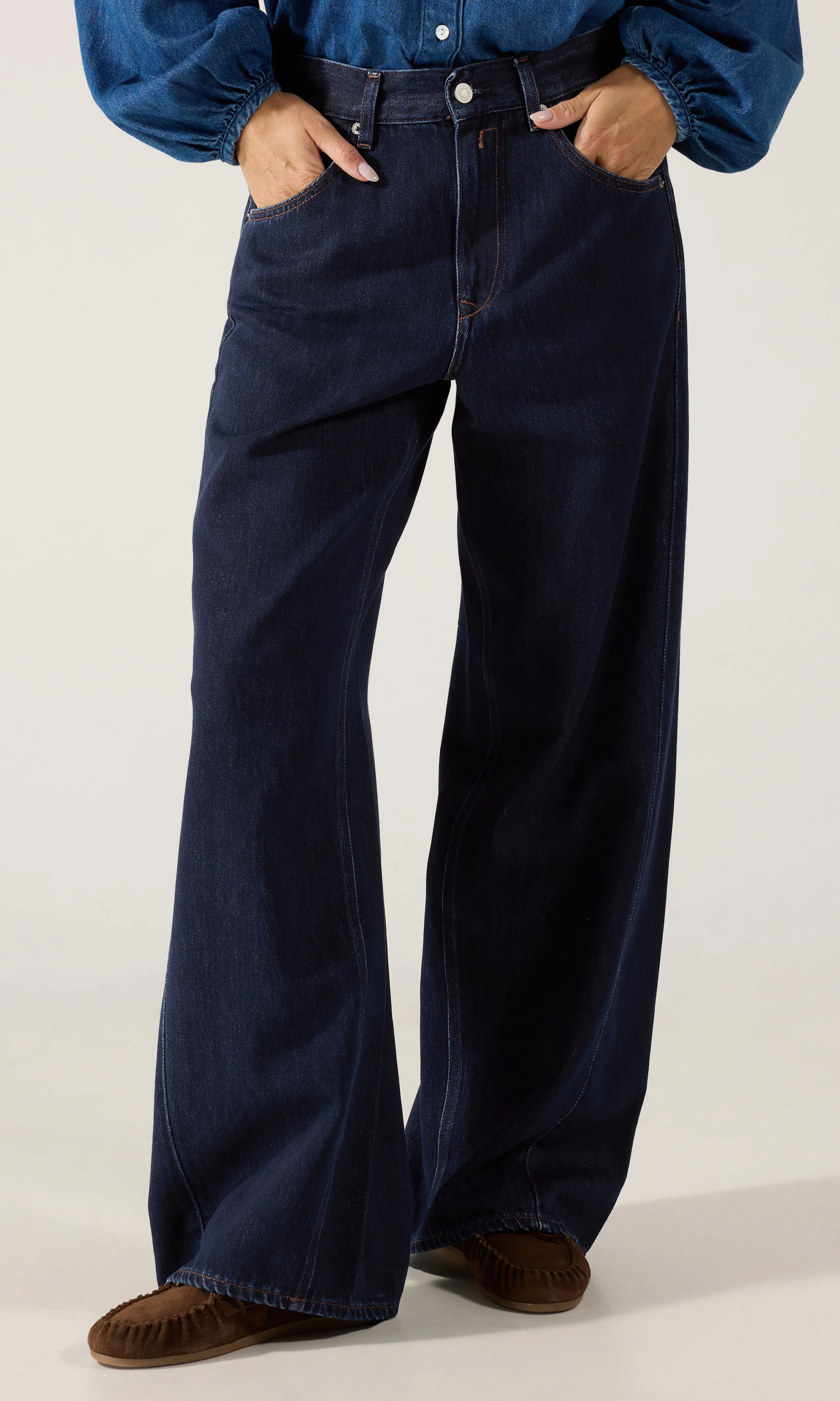 Narja Baggy Fit Mörkblå Jeans. Front. Model.