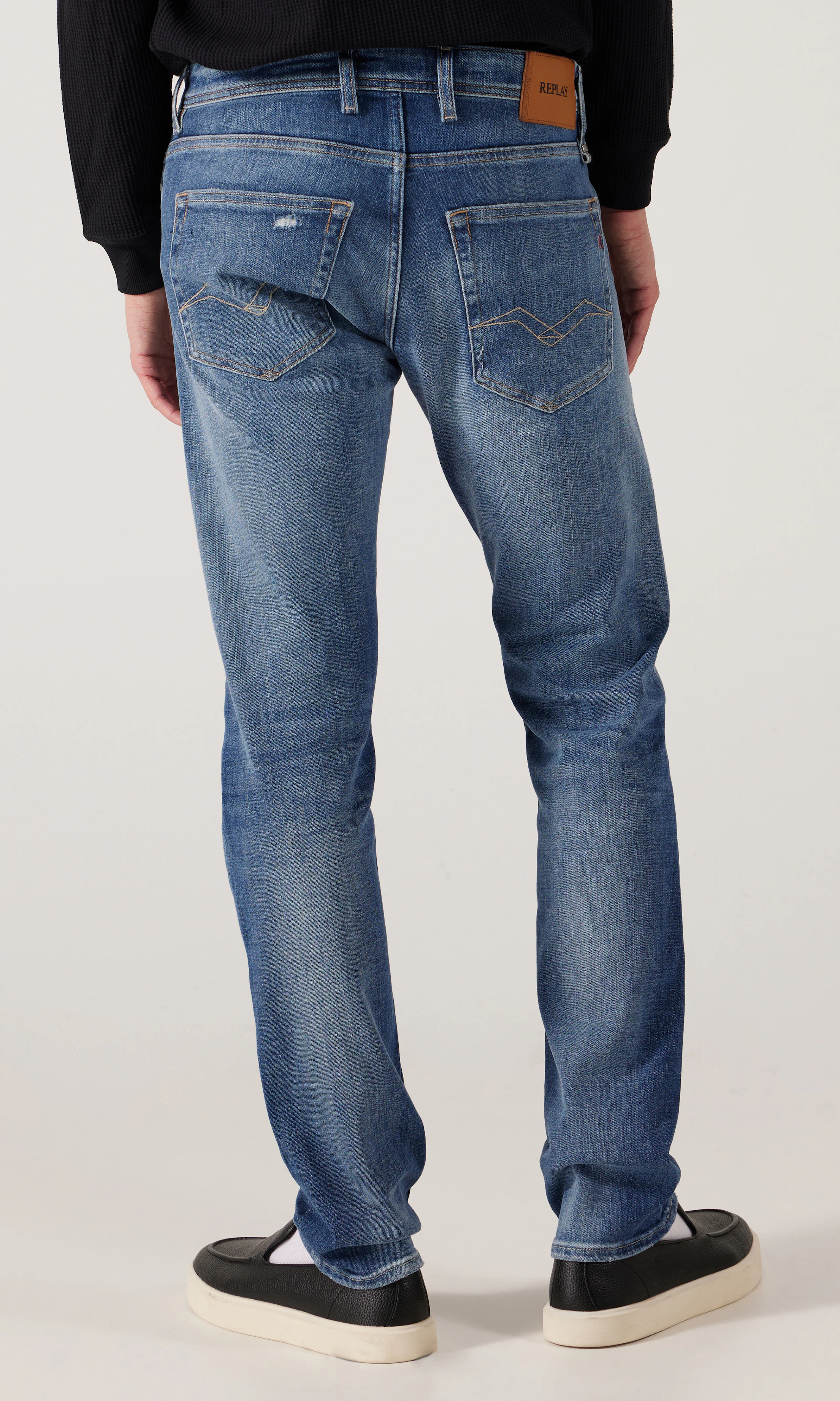 Grover Medium Blå Jeans. Back. Model.
