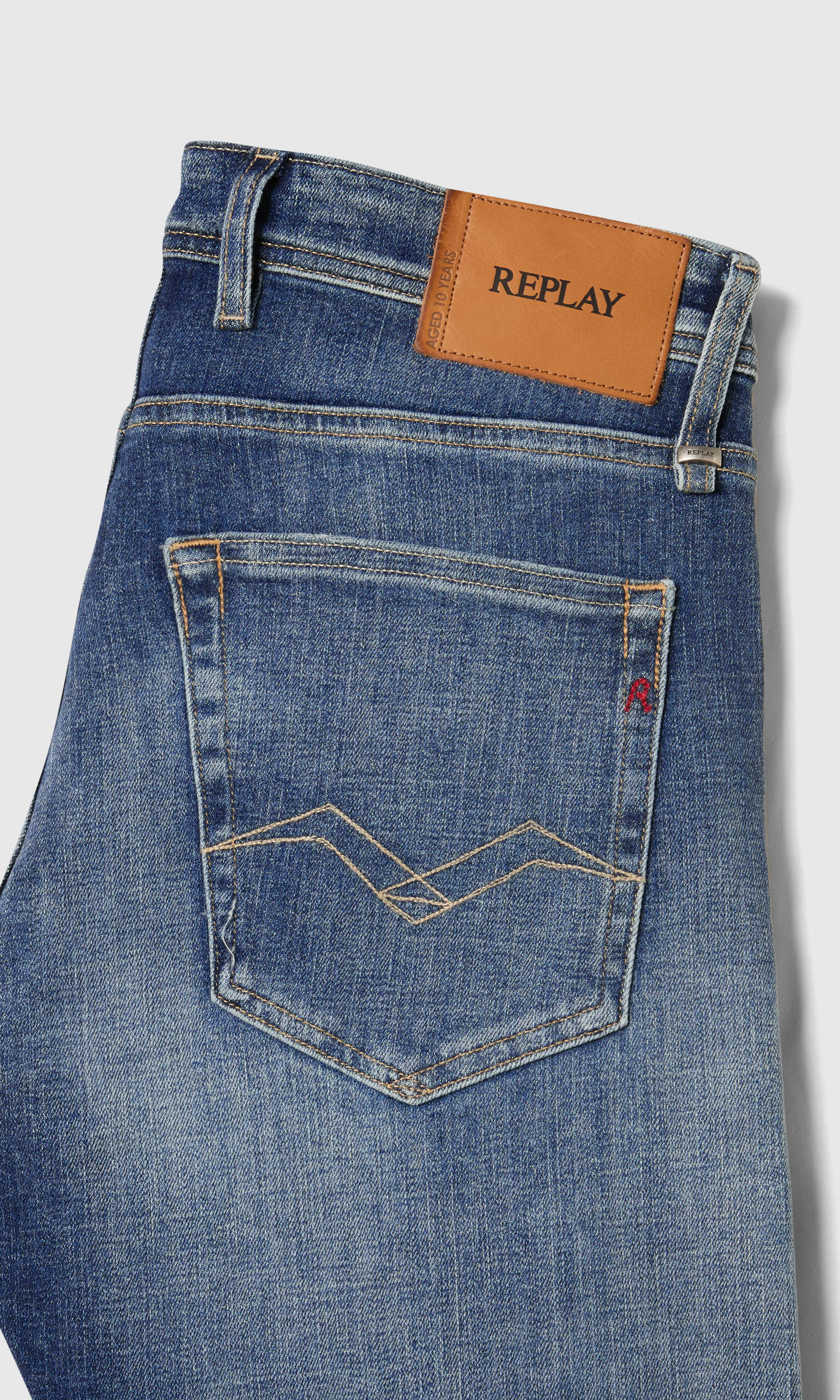Grover Medium Blå Jeans. Detail 1. Flat.