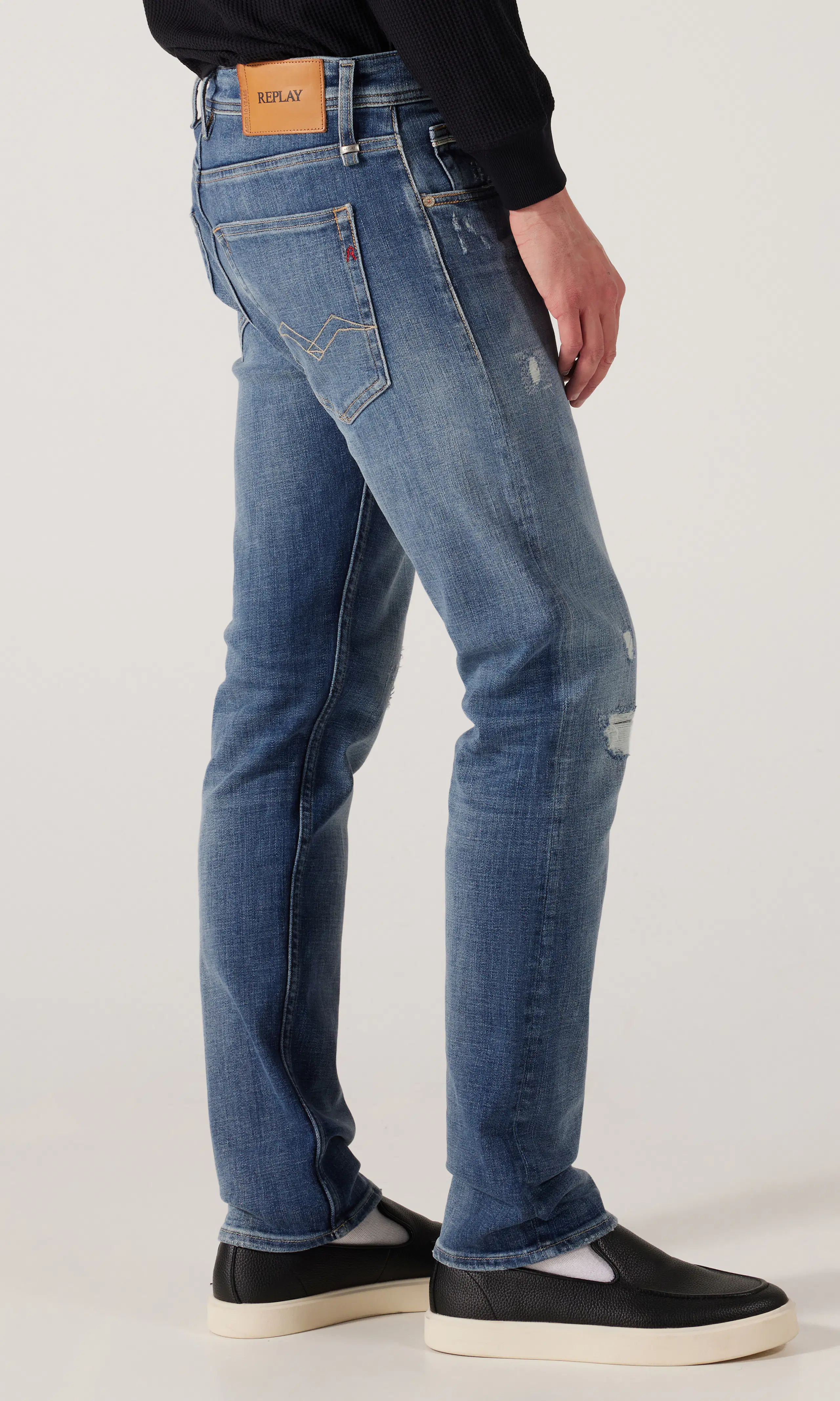 Grover Medium Blå Jeans. Front 2. Model.
