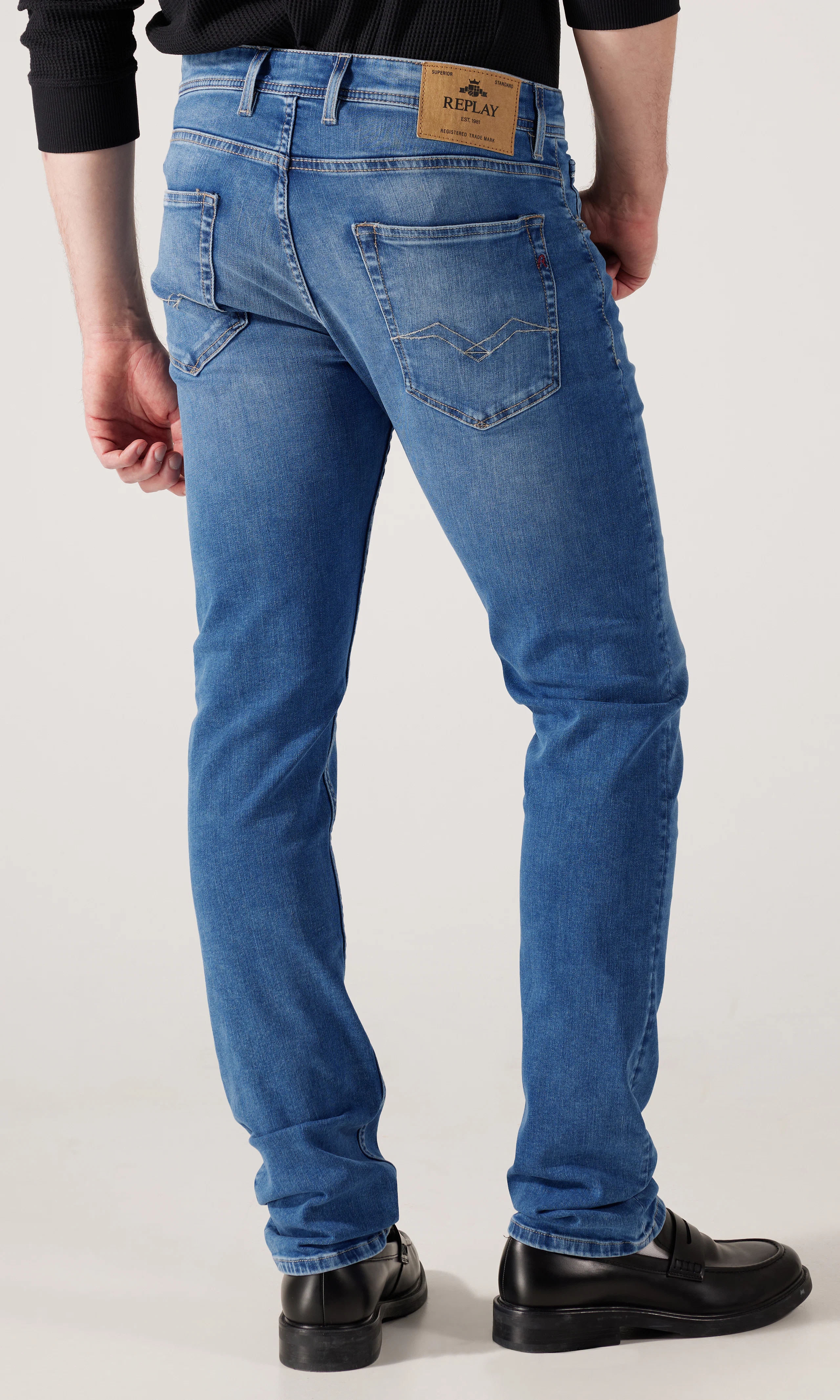 Grover Power Stretch Medium Blå Jeans. Back. Model.