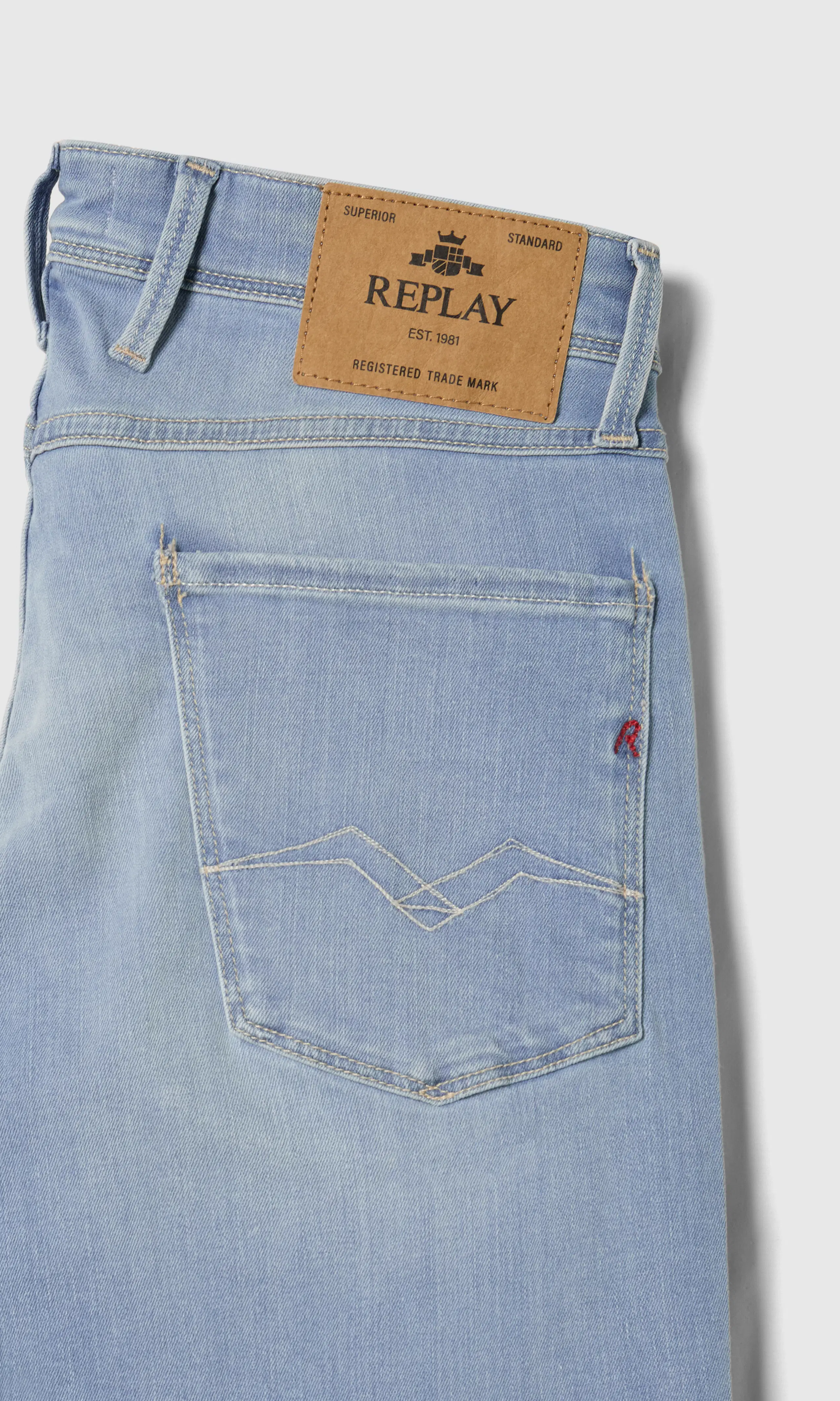 Anbass Lys Blå Jeans. Detail 1. Flat.